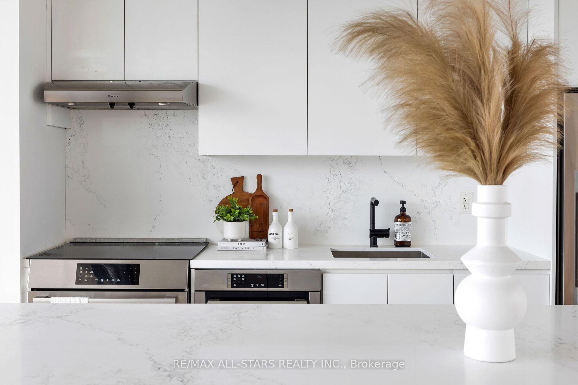 Photo 9 of Unit Ph1011, 60 Bathurst Street, Toronto, Niagara — HOMEH