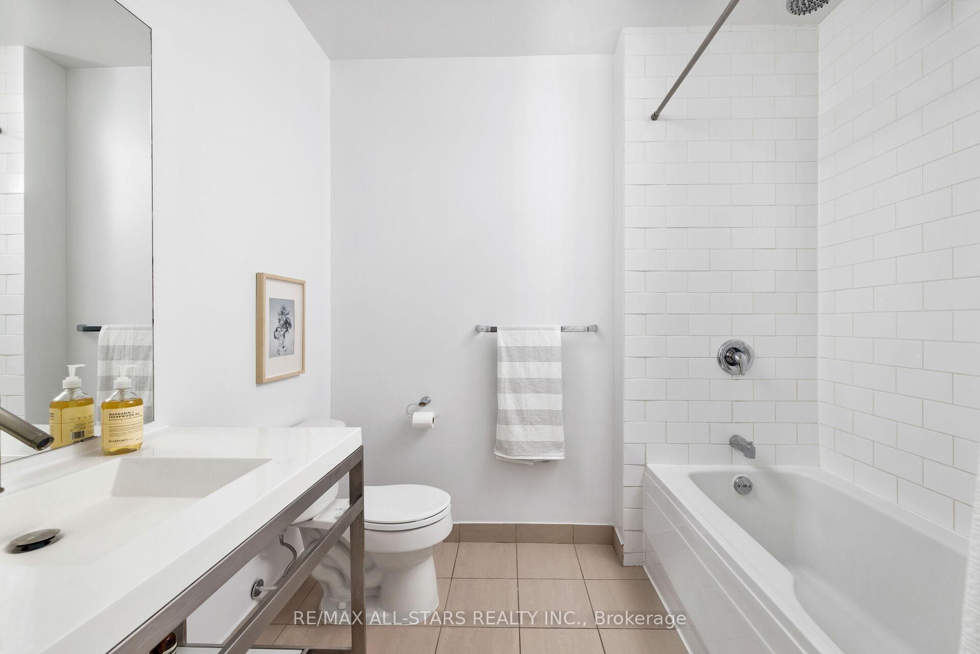 Photo 14 of Unit Ph1011, 60 Bathurst Street, Toronto, Niagara — HOMEH