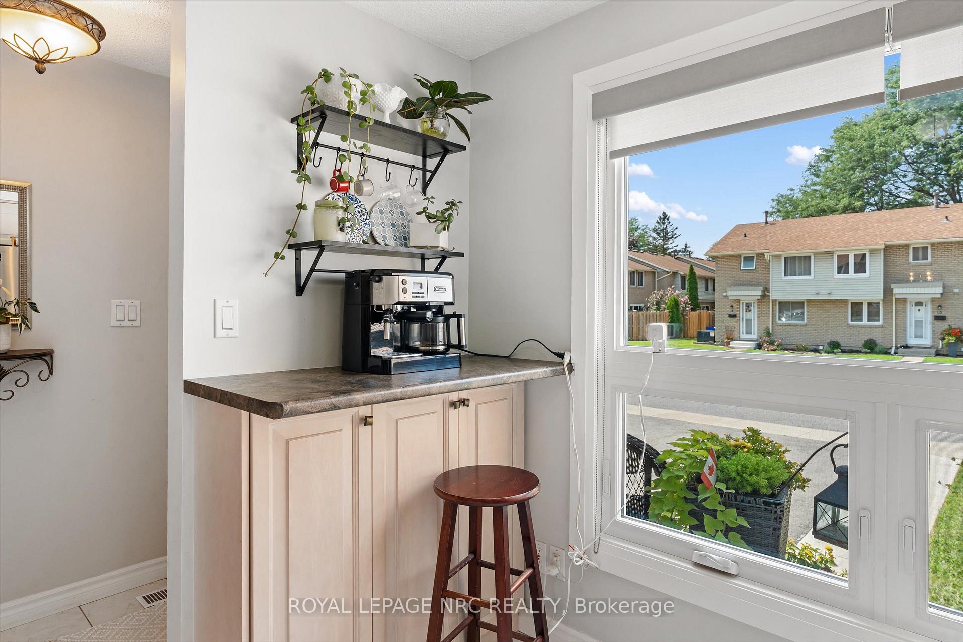 Photo 7 of Unit 6, 6767 Thorold Stone Road, Niagara Falls, Stamford — HOMEH