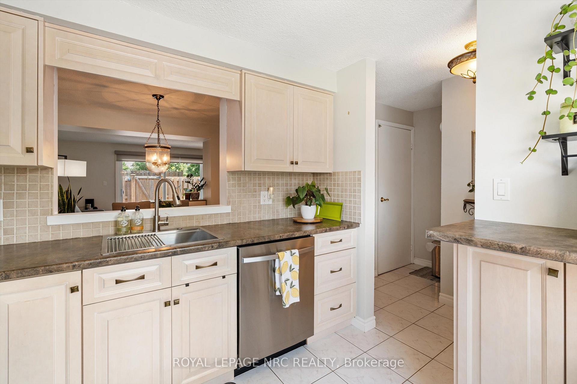 Photo 12 of Unit 6, 6767 Thorold Stone Road, Niagara Falls, Stamford — HOMEH