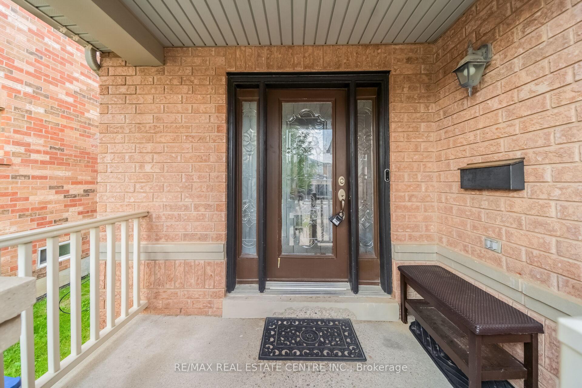 Photo 3 of 69 Crown Victoria Drive, Brampton, Fletcher's Meadow — HOMEH