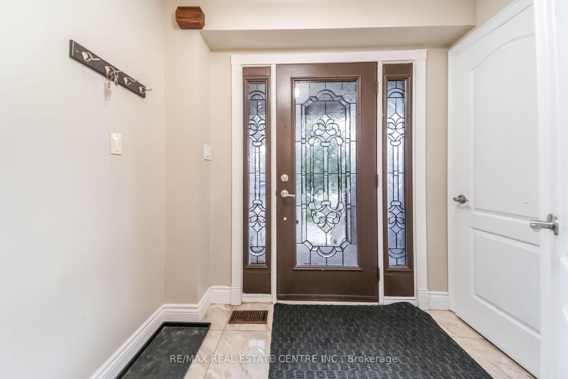 Photo 4 of 69 Crown Victoria Drive, Brampton, Fletcher's Meadow — HOMEH