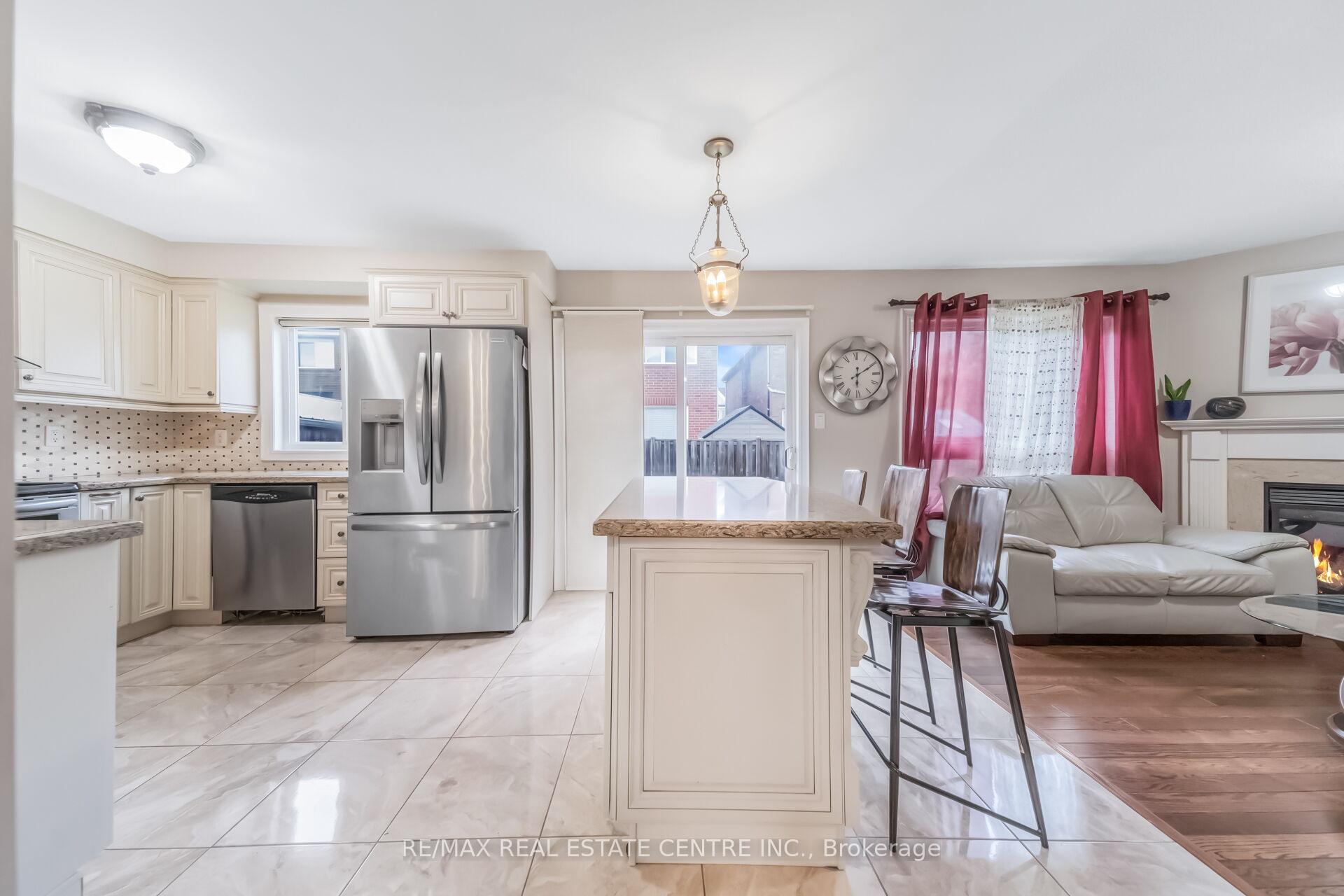 Photo 16 of 69 Crown Victoria Drive, Brampton, Fletcher's Meadow — HOMEH