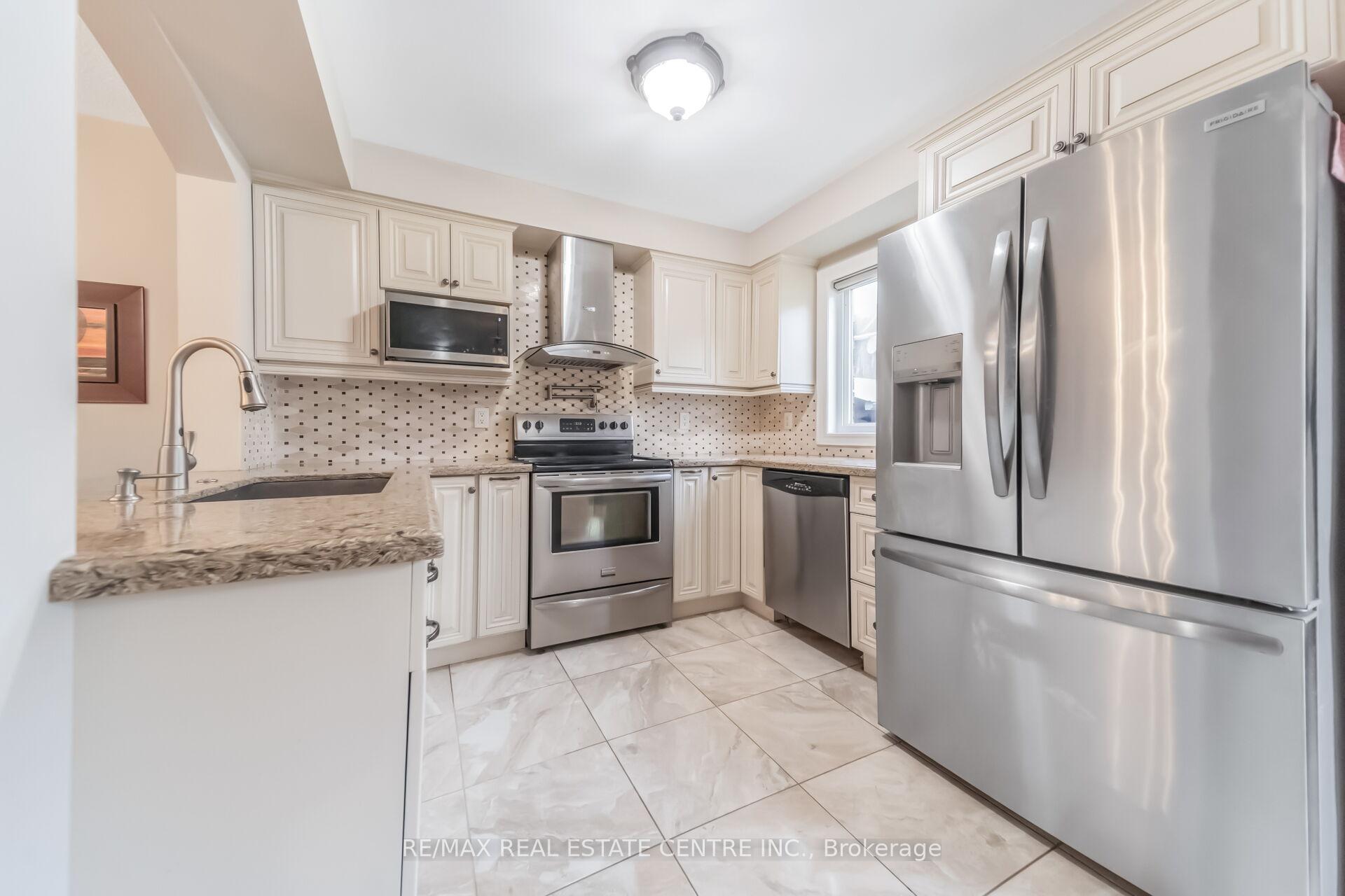 Photo 20 of 69 Crown Victoria Drive, Brampton, Fletcher's Meadow — HOMEH