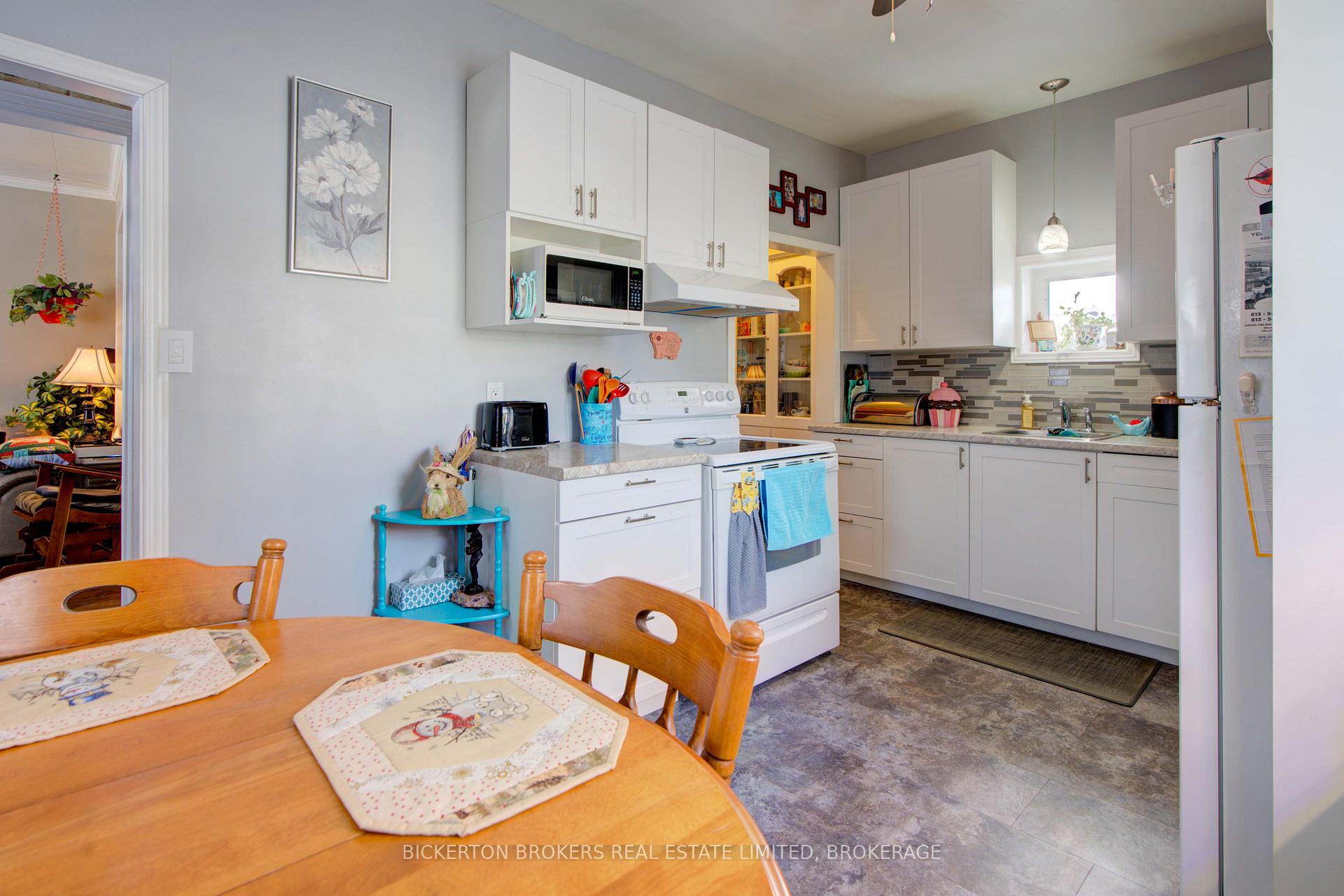 Photo 11 of 292 William Street N, Gananoque, Gananoque — HOMEH
