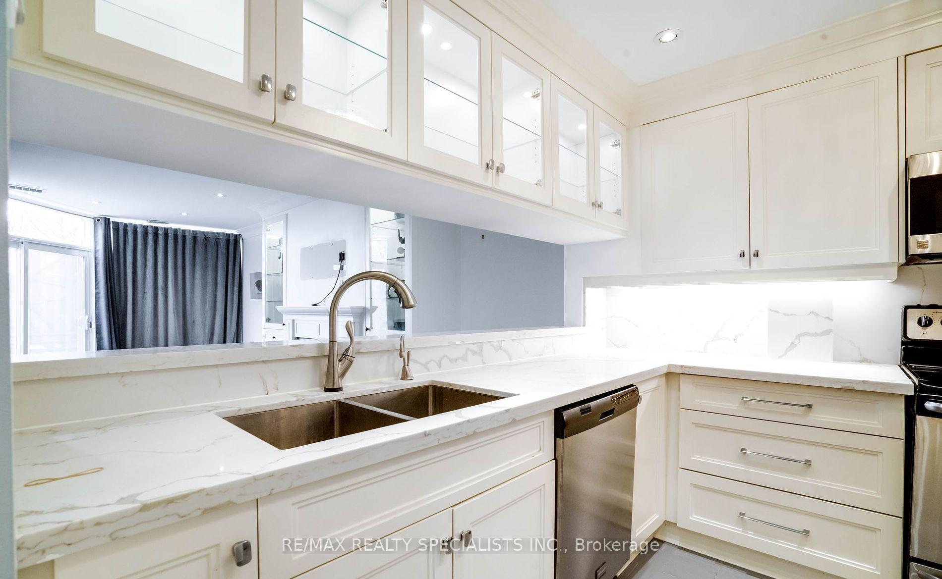 Photo 3 of Unit TH5, 100 Arbors Lane, Vaughan, West Woodbridge — HOMEH