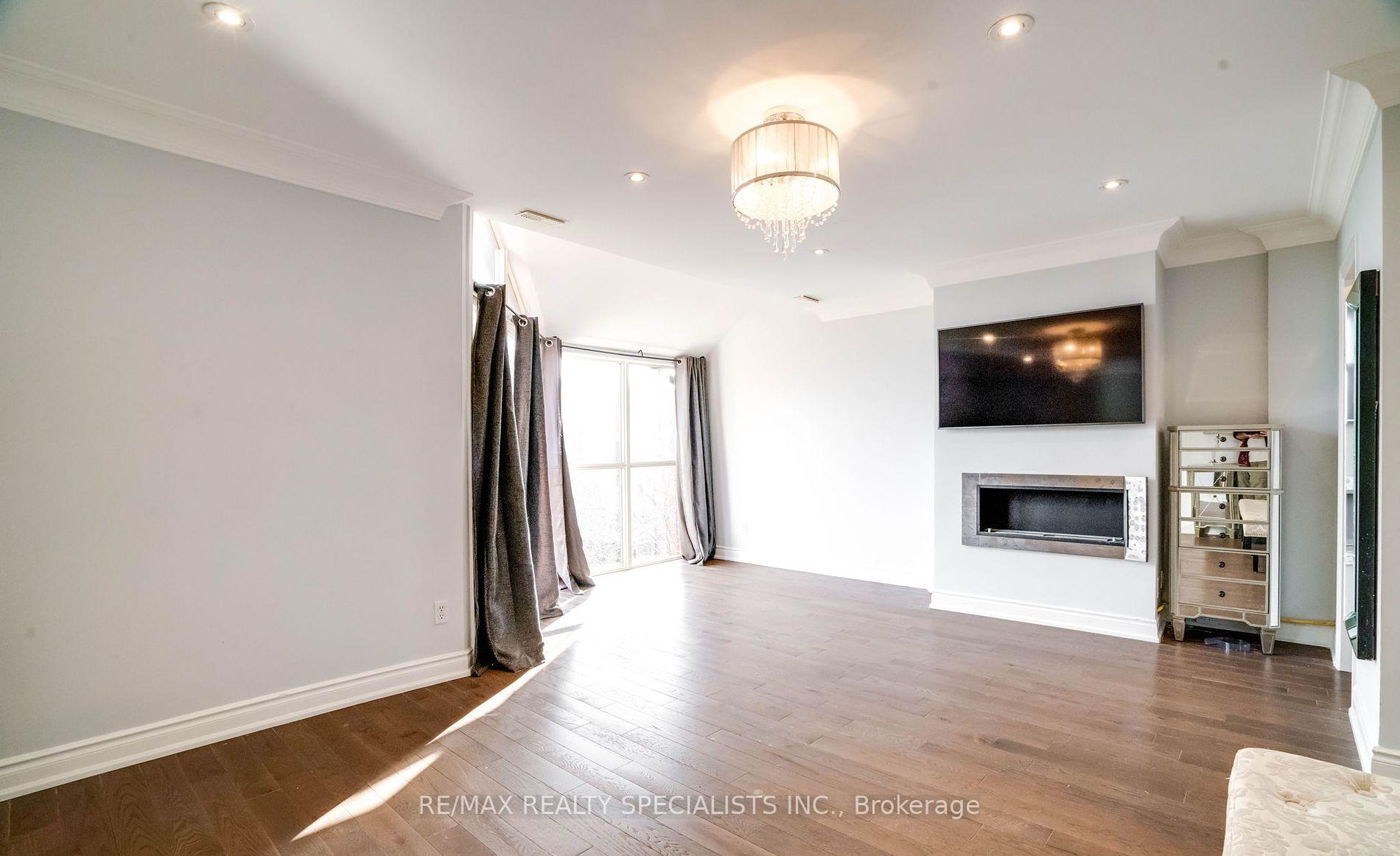Photo 6 of Unit TH5, 100 Arbors Lane, Vaughan, West Woodbridge — HOMEH