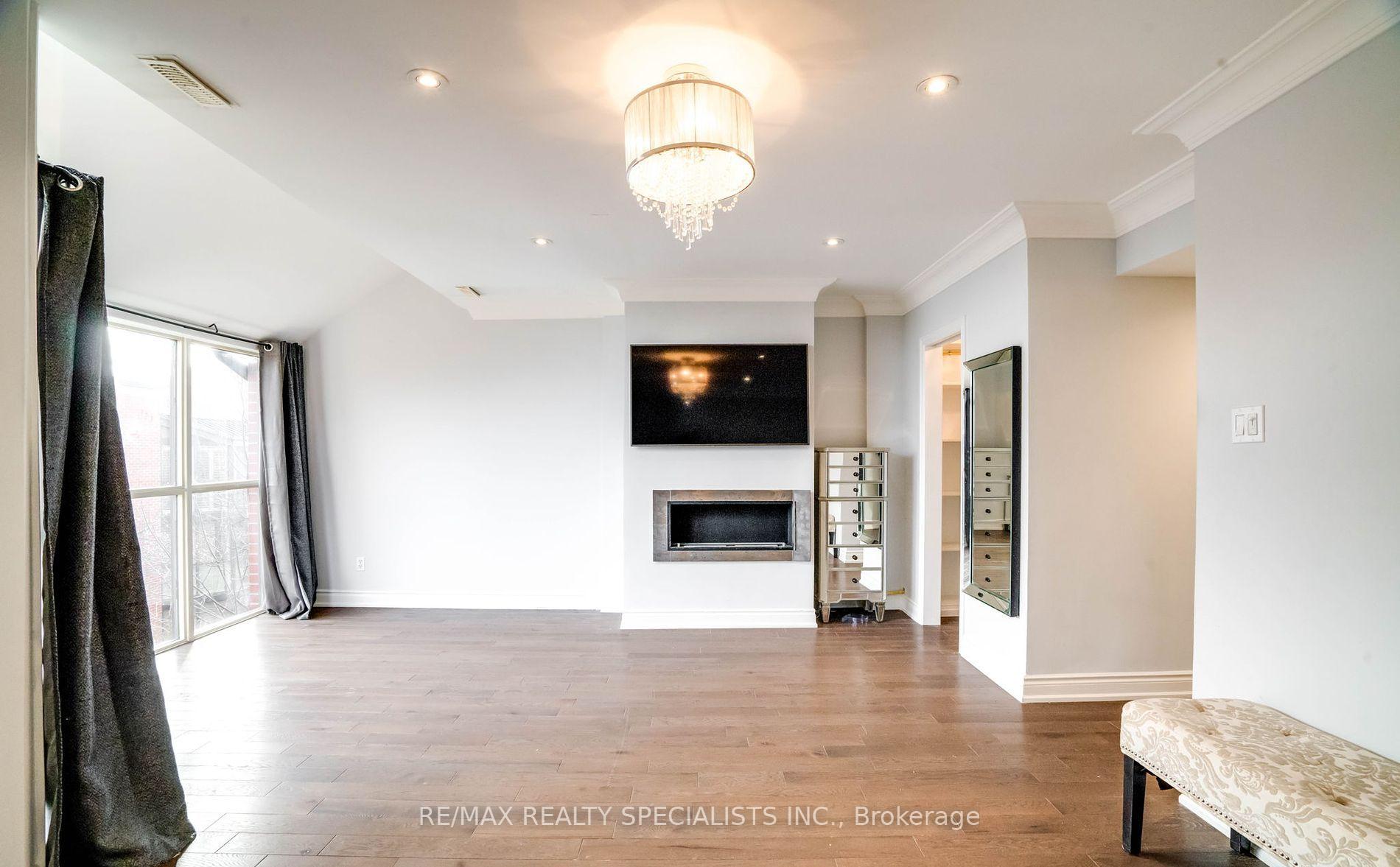 Photo 8 of Unit TH5, 100 Arbors Lane, Vaughan, West Woodbridge — HOMEH
