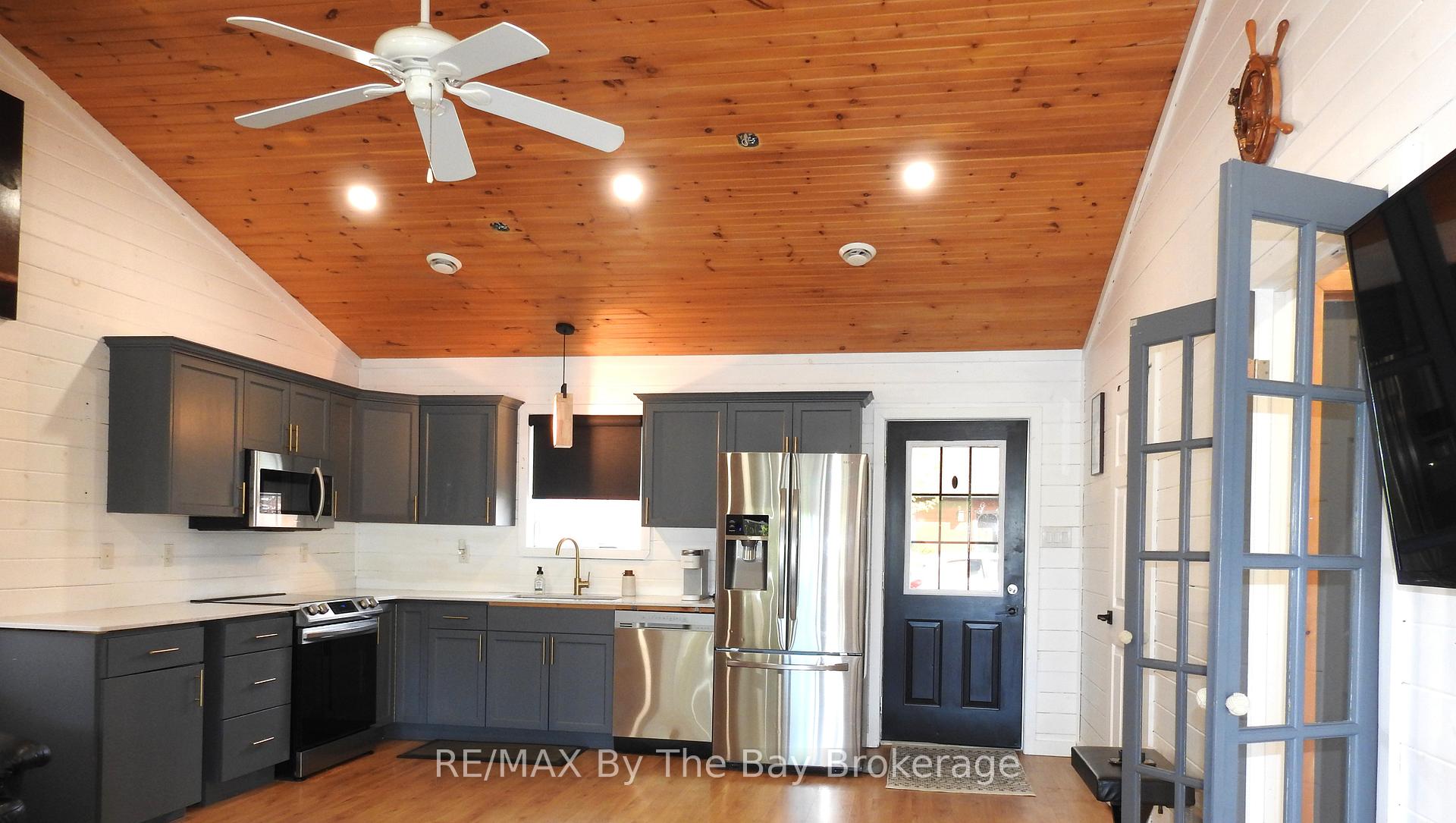 Photo 5 of 11 Cabin Crescent, Wasaga Beach — HOMEH