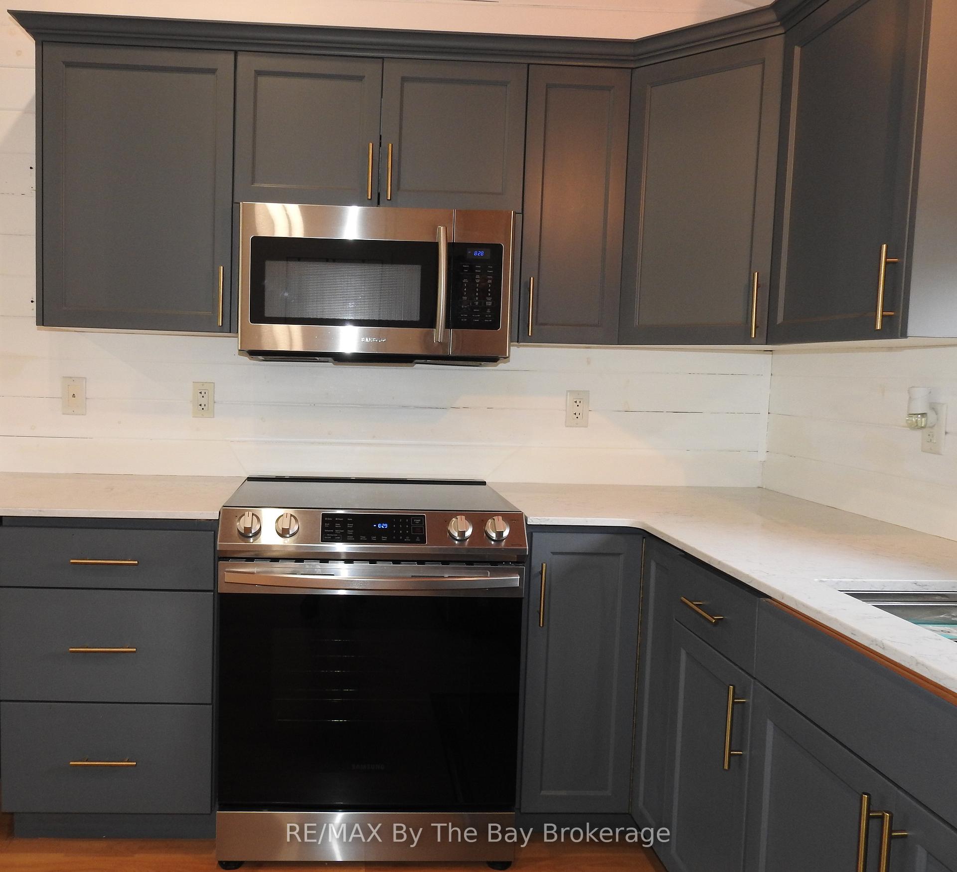 Photo 7 of 11 Cabin Crescent, Wasaga Beach — HOMEH