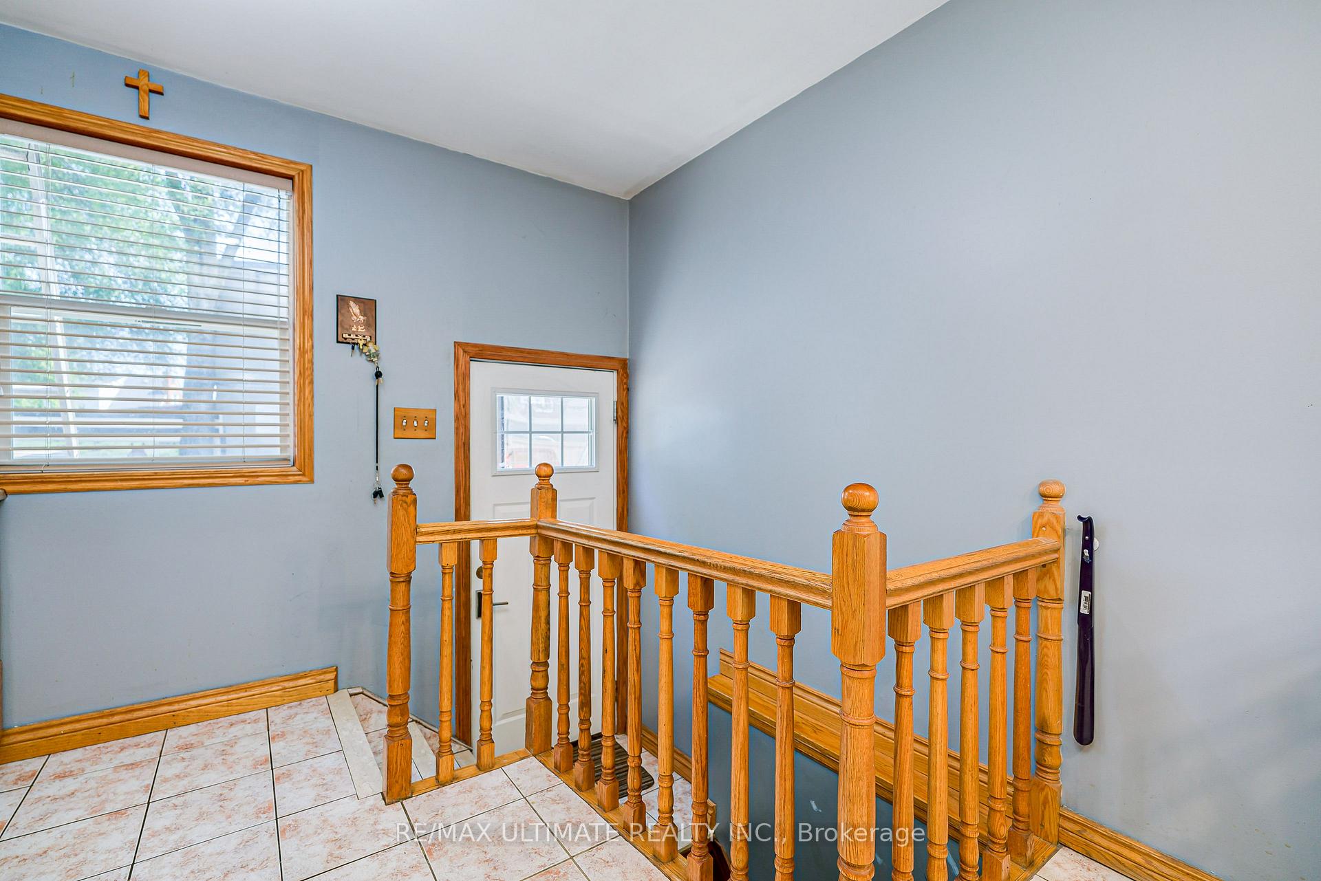 Photo 11 of 632 Trethewey Drive, North York, Brookhaven-Amesbury — HOMEH