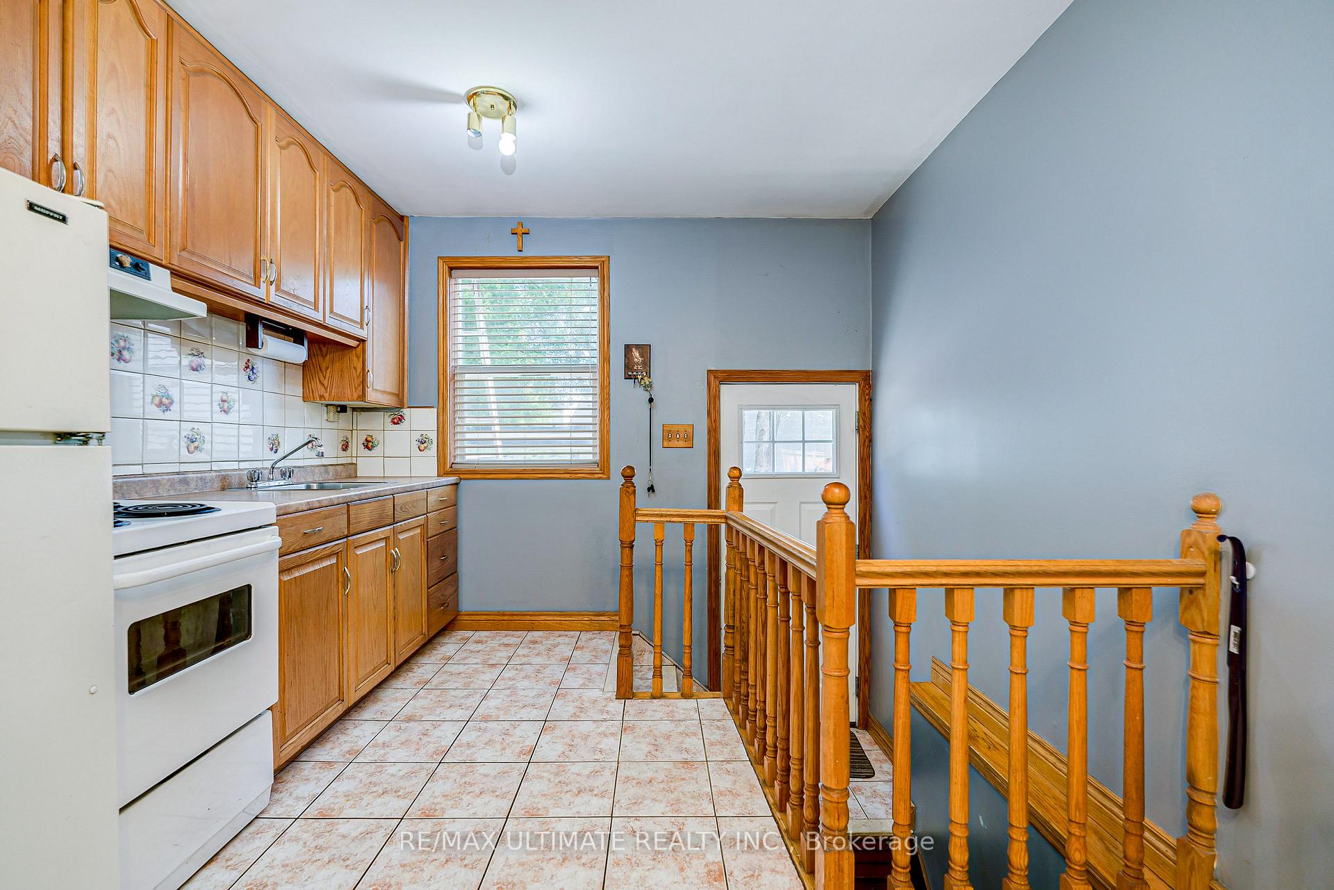 Photo 12 of 632 Trethewey Drive, North York, Brookhaven-Amesbury — HOMEH