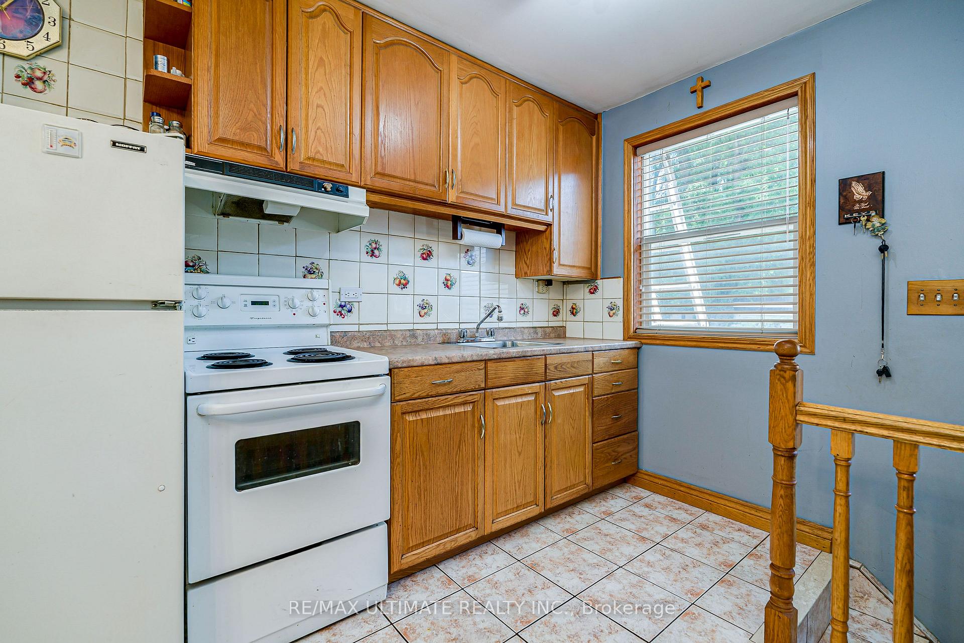 Photo 13 of 632 Trethewey Drive, North York, Brookhaven-Amesbury — HOMEH