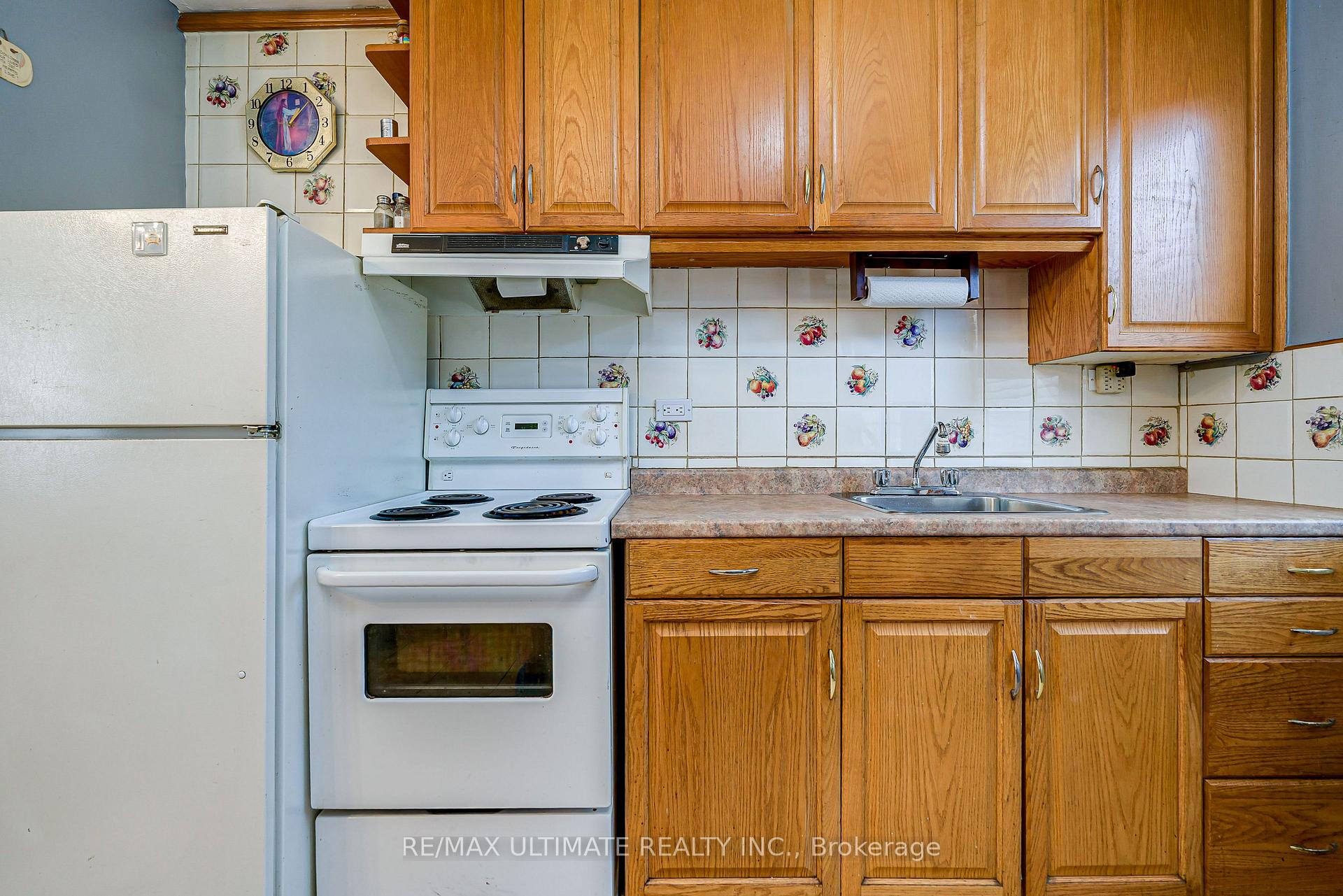Photo 14 of 632 Trethewey Drive, North York, Brookhaven-Amesbury — HOMEH