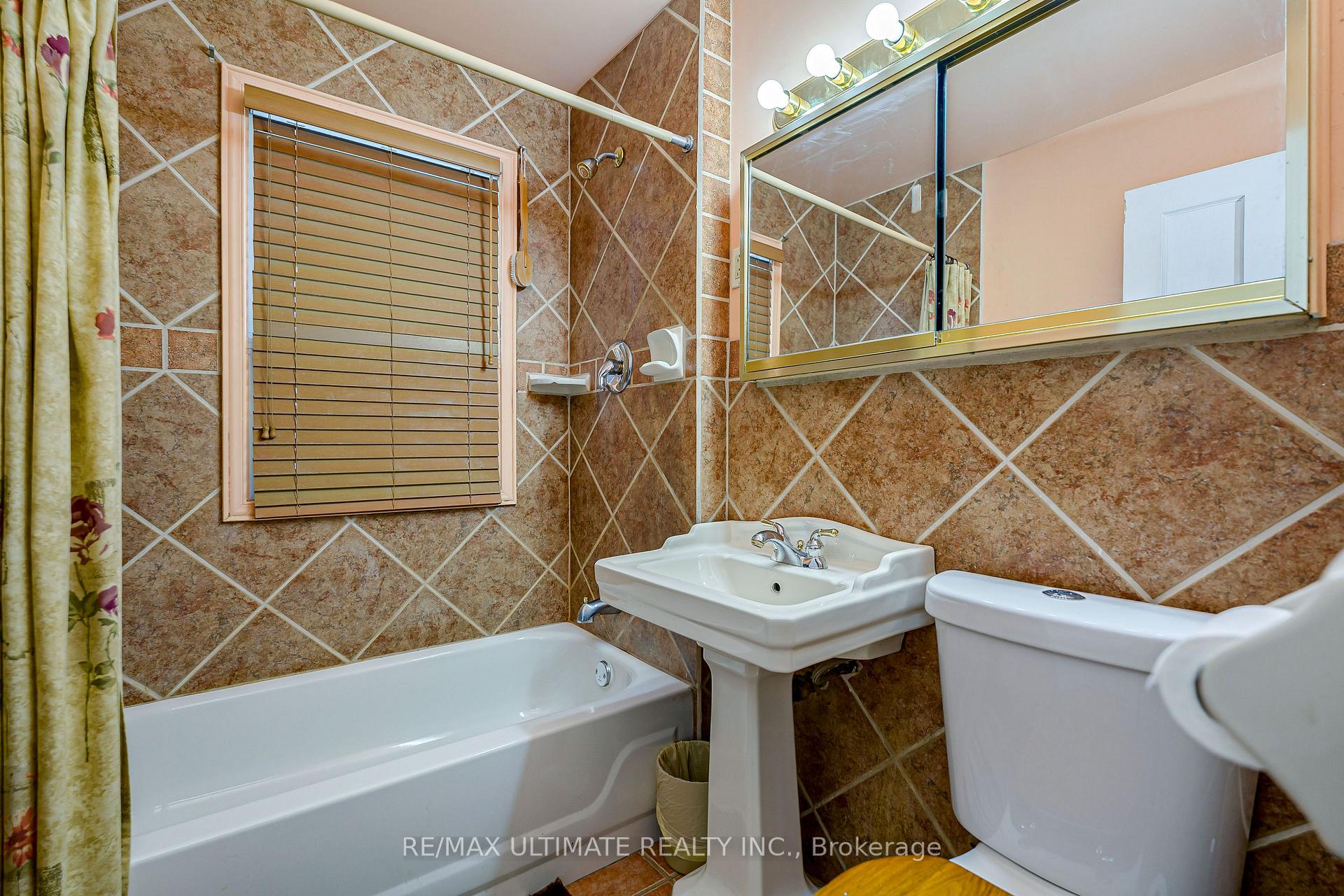 Photo 18 of 632 Trethewey Drive, North York, Brookhaven-Amesbury — HOMEH