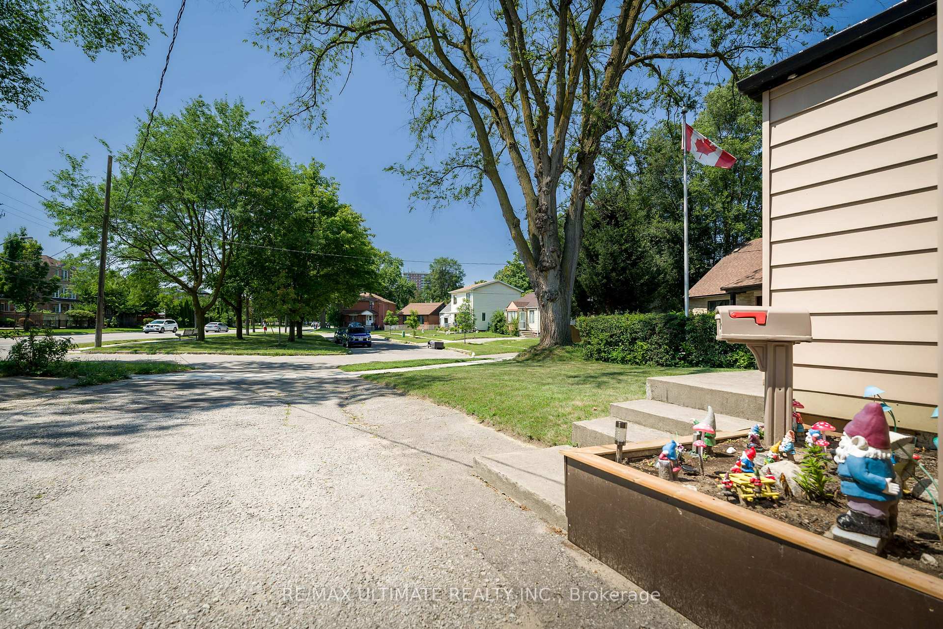 Photo 36 of 632 Trethewey Drive, North York, Brookhaven-Amesbury — HOMEH
