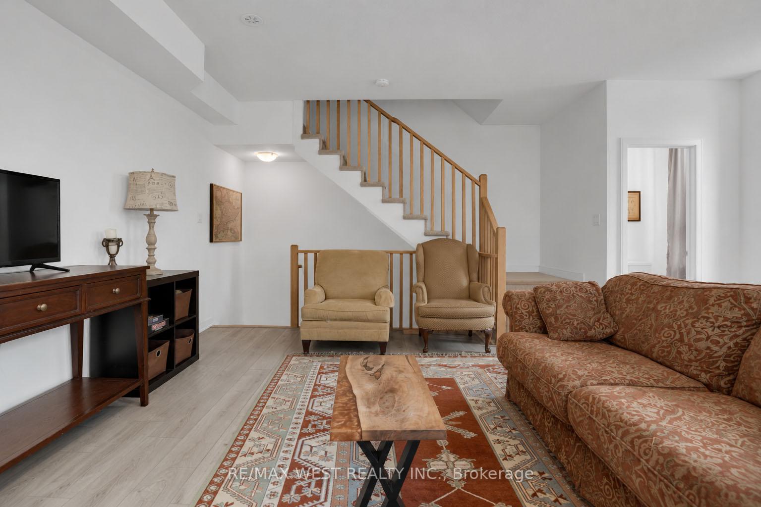 Photo 2 of 34 Spry Lane, Barrie, Innis-Shore — HOMEH