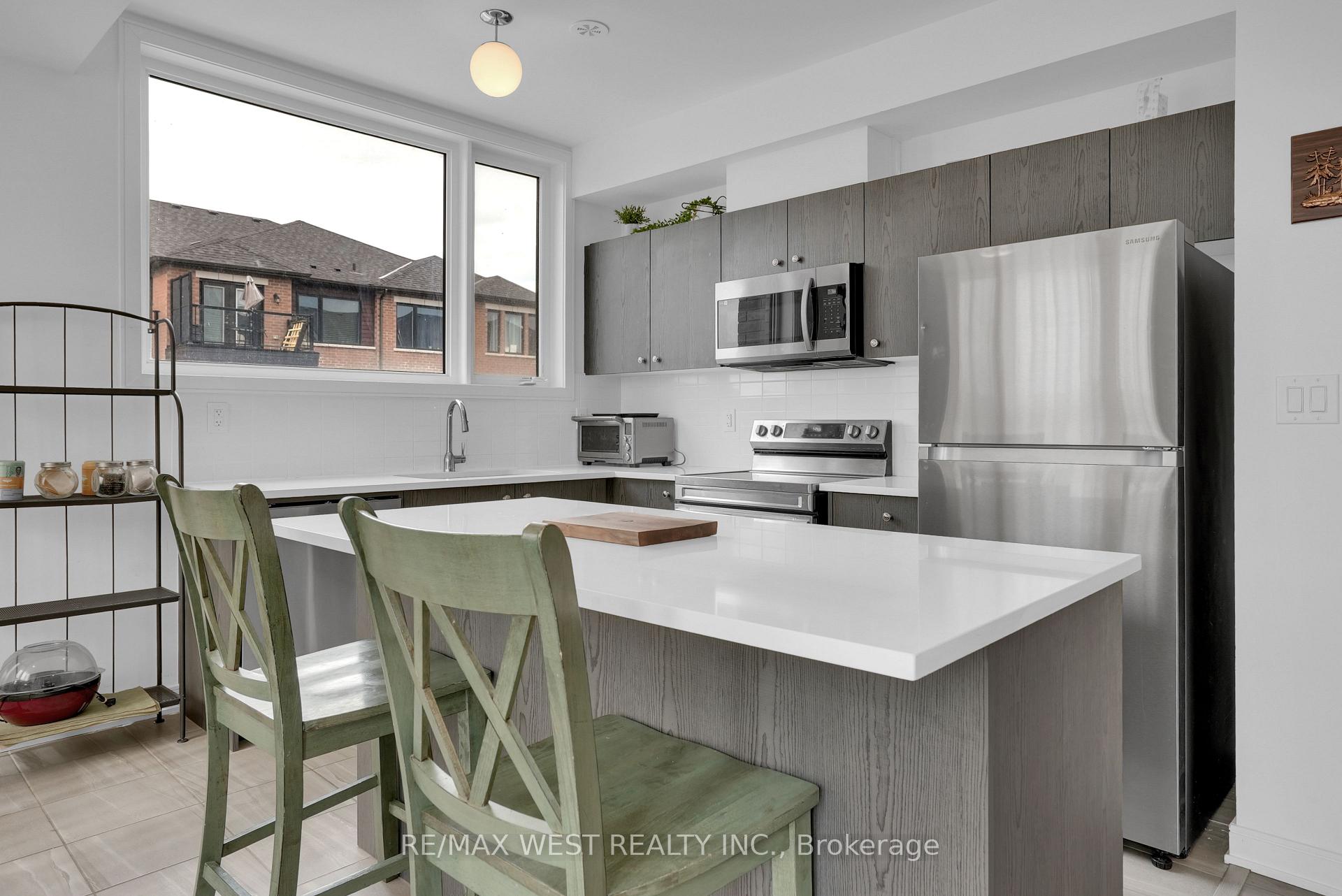 Photo 3 of 34 Spry Lane, Barrie, Innis-Shore — HOMEH