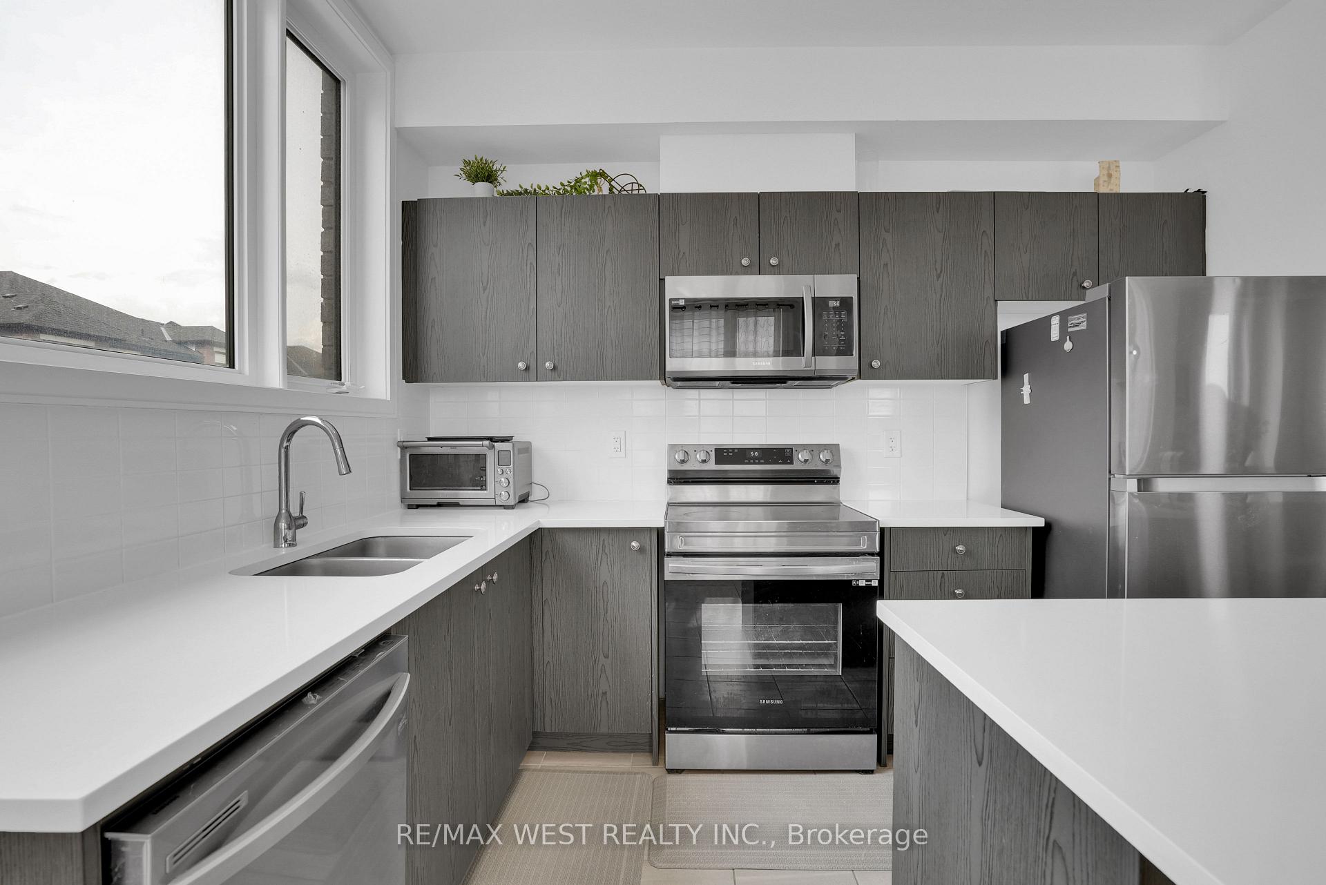 Photo 4 of 34 Spry Lane, Barrie, Innis-Shore — HOMEH