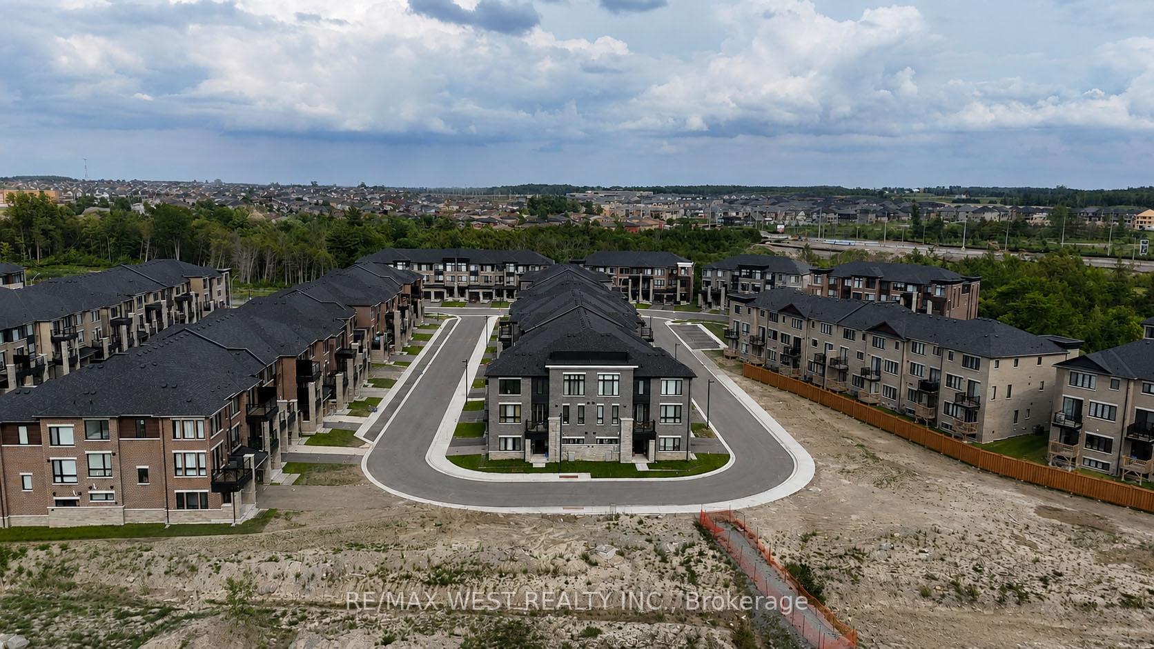 Photo 12 of 34 Spry Lane, Barrie, Innis-Shore — HOMEH