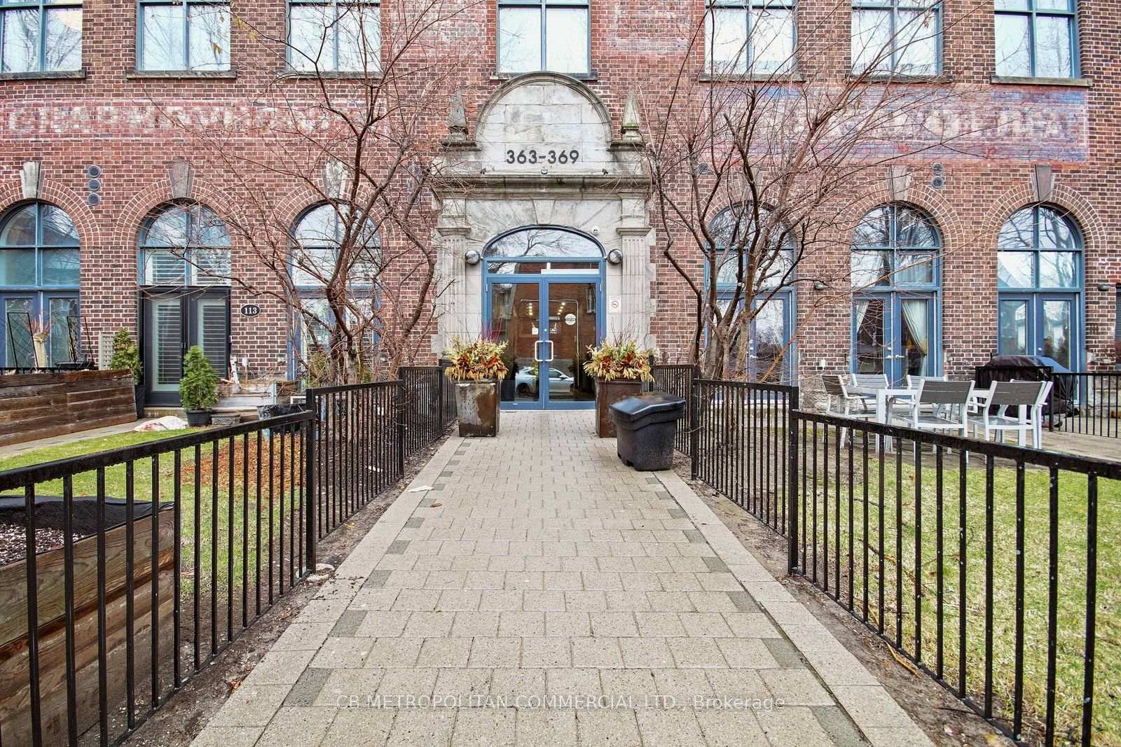Photo 2 of Unit 405, 363 Sorauren Avenue, Toronto, Roncesvalles — HOMEH