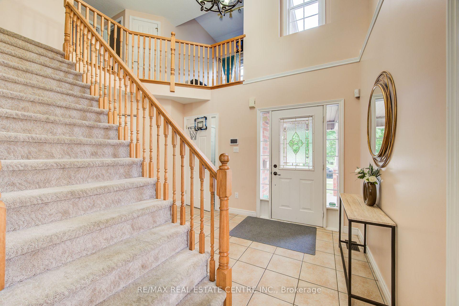 Photo 2 of 16 Paulstown Crescent, Guelph, Clairfields/Hanlon Business Park — HOMEH
