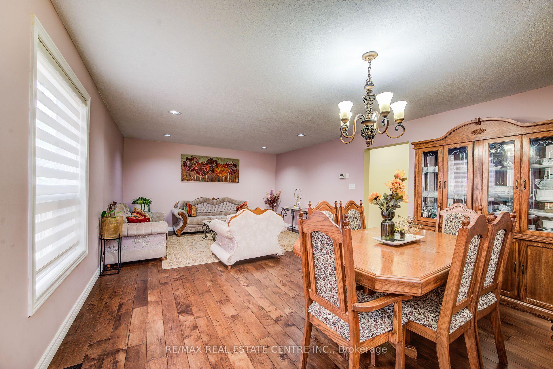 Photo 4 of 16 Paulstown Crescent, Guelph, Clairfields/Hanlon Business Park — HOMEH