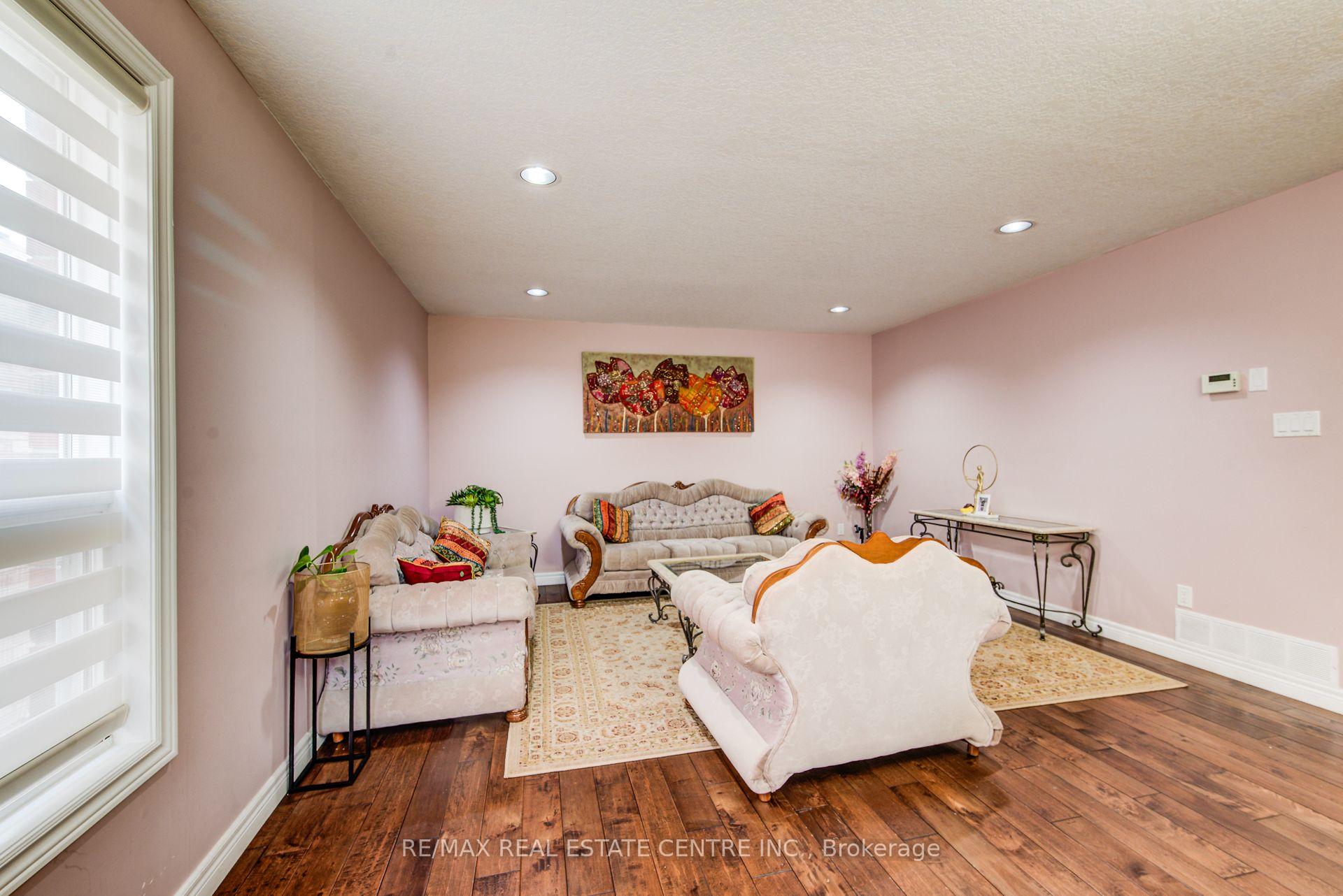 Photo 5 of 16 Paulstown Crescent, Guelph, Clairfields/Hanlon Business Park — HOMEH