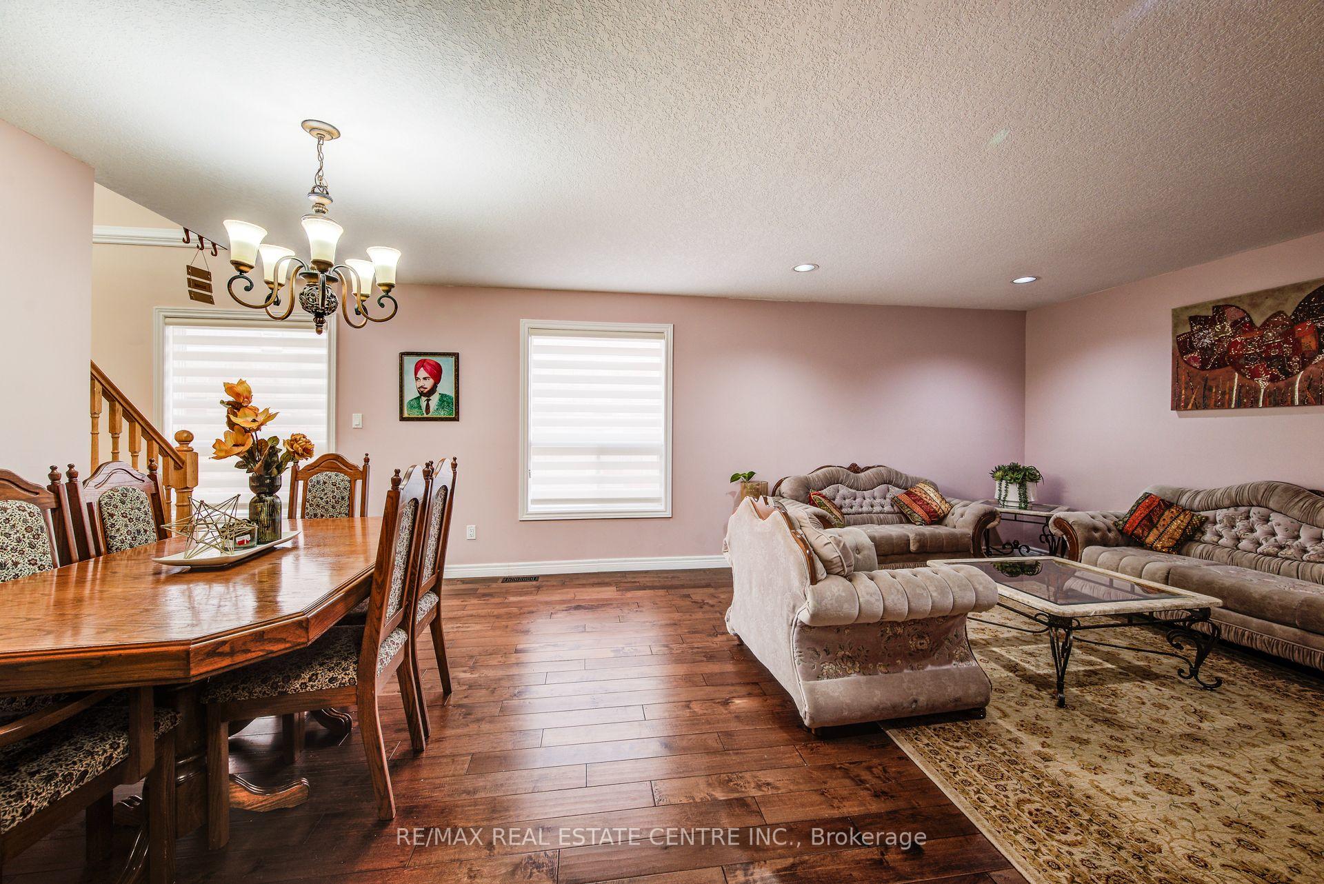 Photo 6 of 16 Paulstown Crescent, Guelph, Clairfields/Hanlon Business Park — HOMEH