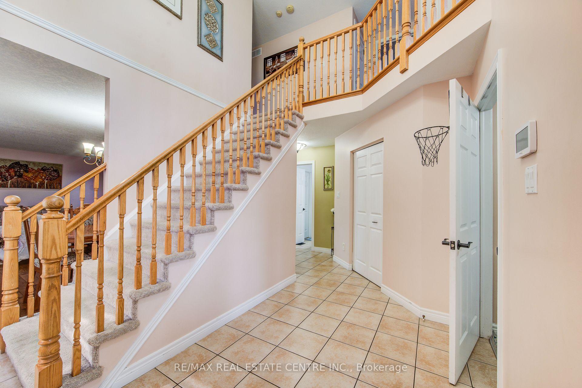 Photo 7 of 16 Paulstown Crescent, Guelph, Clairfields/Hanlon Business Park — HOMEH