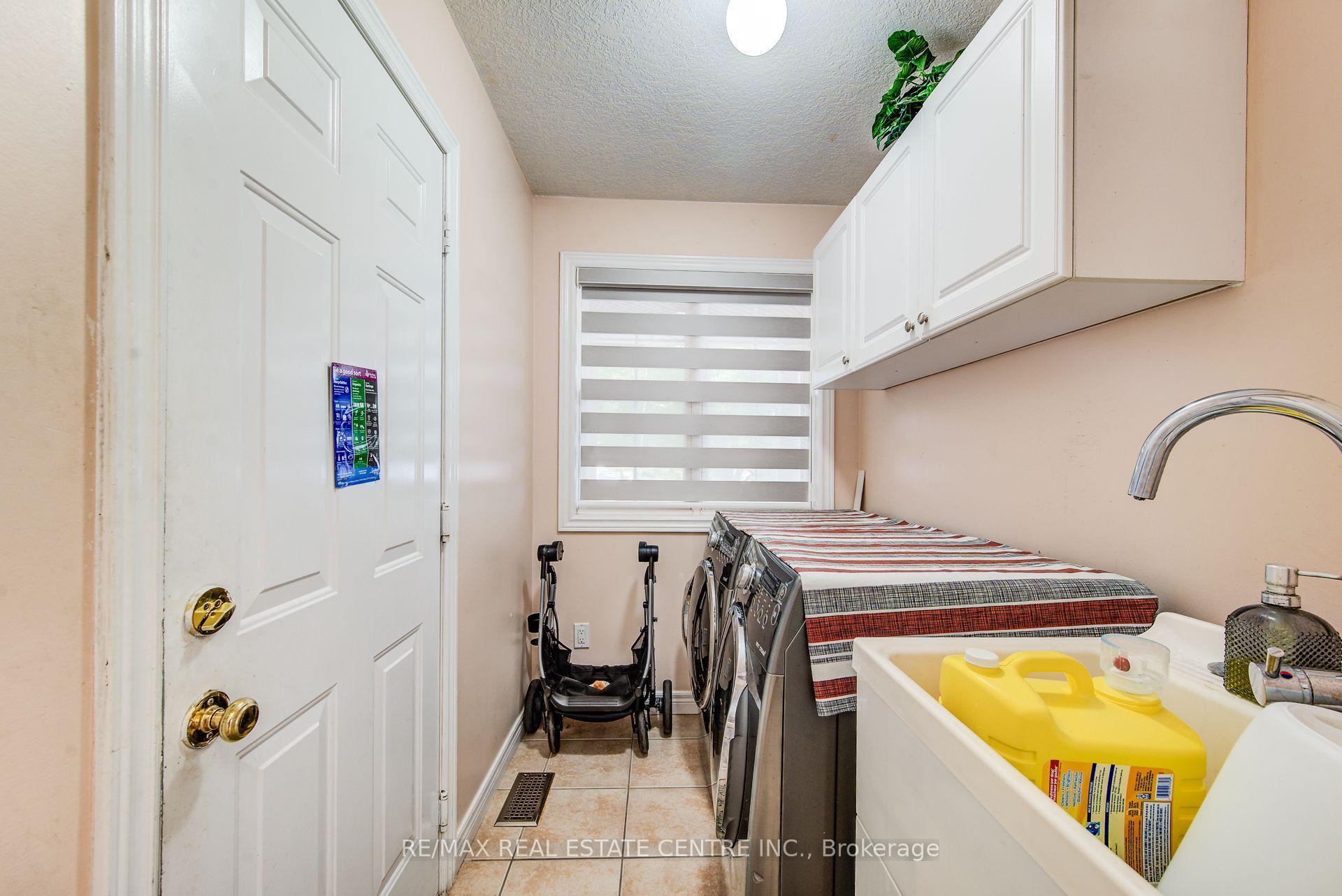 Photo 8 of 16 Paulstown Crescent, Guelph, Clairfields/Hanlon Business Park — HOMEH