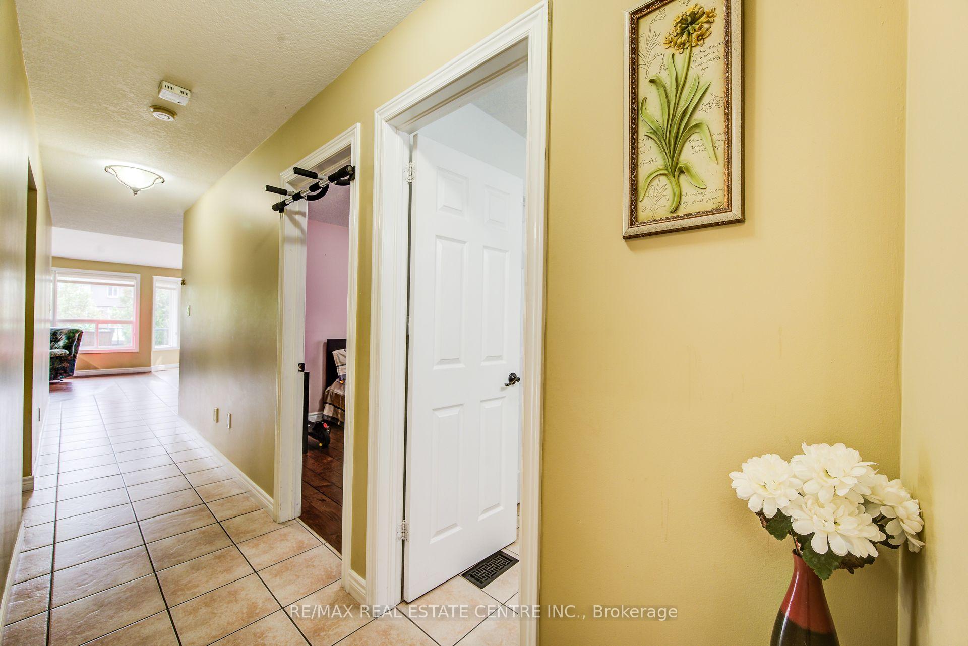 Photo 9 of 16 Paulstown Crescent, Guelph, Clairfields/Hanlon Business Park — HOMEH