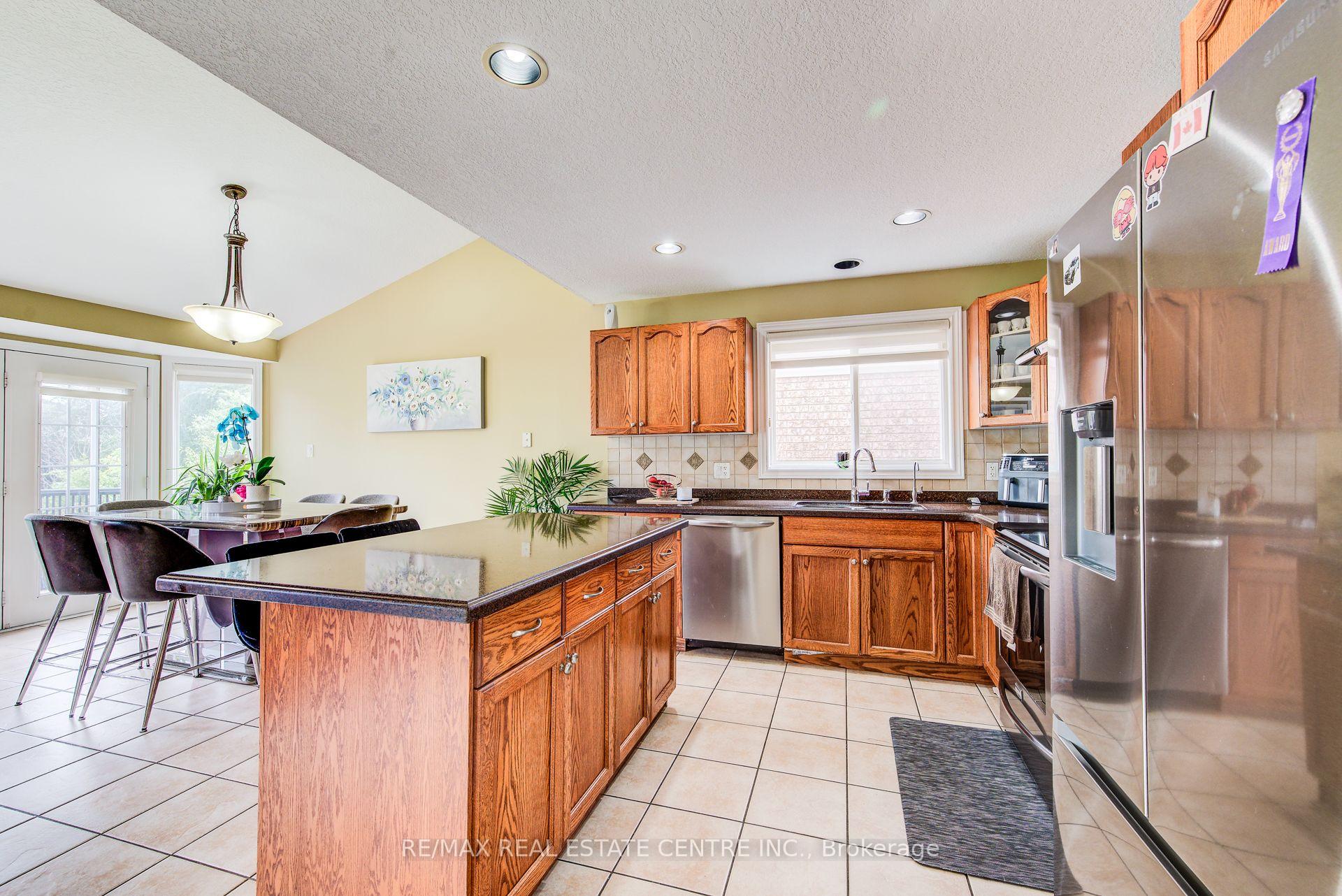 Photo 12 of 16 Paulstown Crescent, Guelph, Clairfields/Hanlon Business Park — HOMEH