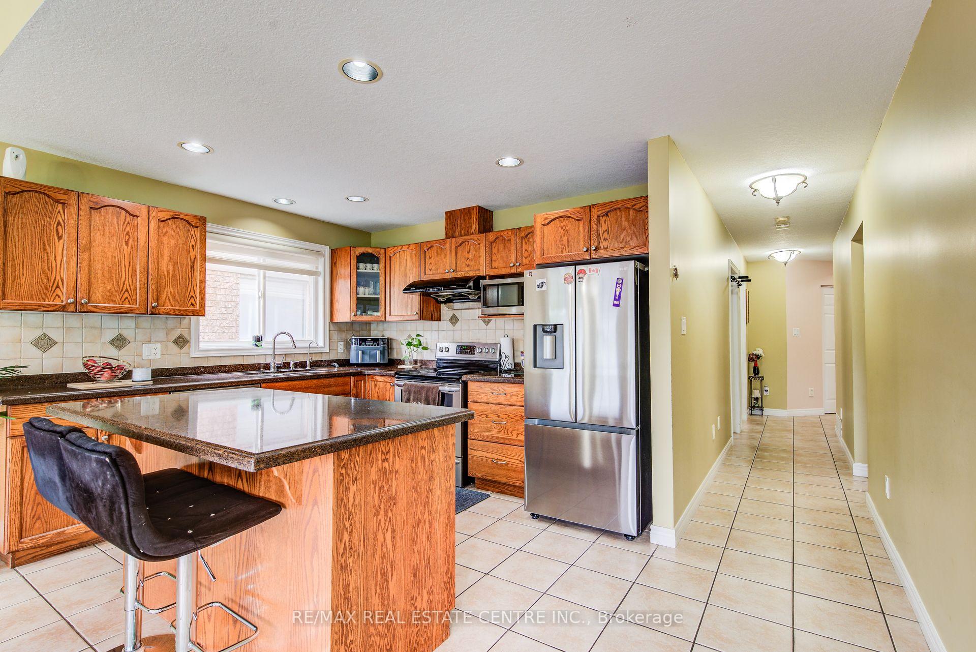 Photo 13 of 16 Paulstown Crescent, Guelph, Clairfields/Hanlon Business Park — HOMEH