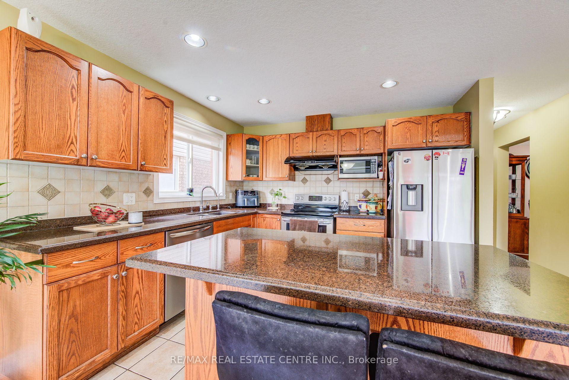 Photo 14 of 16 Paulstown Crescent, Guelph, Clairfields/Hanlon Business Park — HOMEH