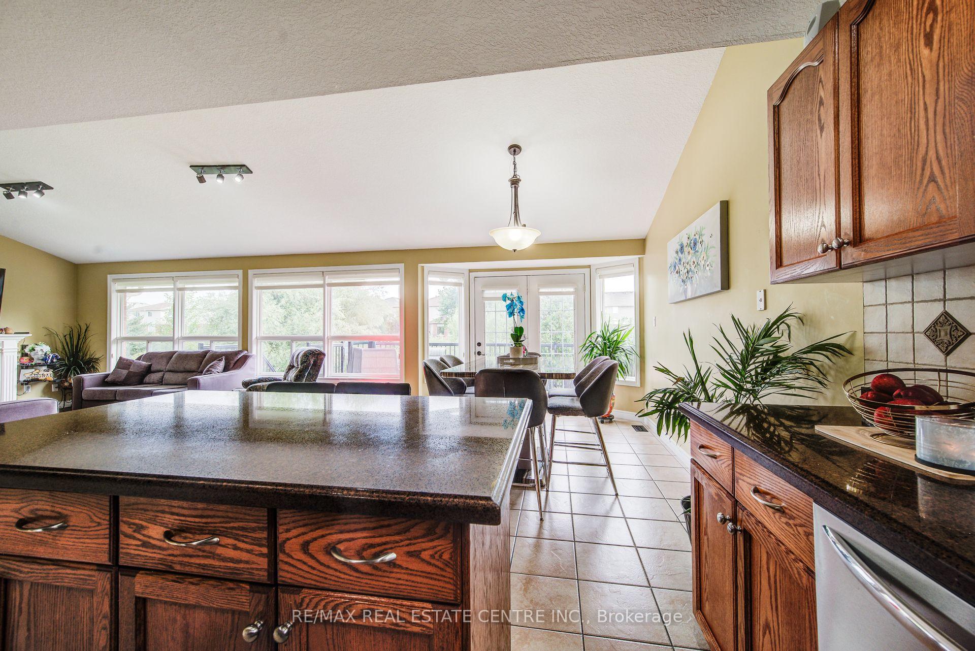 Photo 17 of 16 Paulstown Crescent, Guelph, Clairfields/Hanlon Business Park — HOMEH