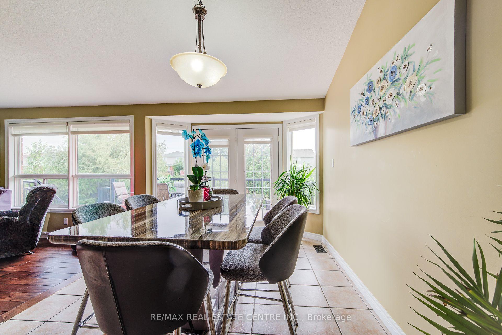 Photo 18 of 16 Paulstown Crescent, Guelph, Clairfields/Hanlon Business Park — HOMEH