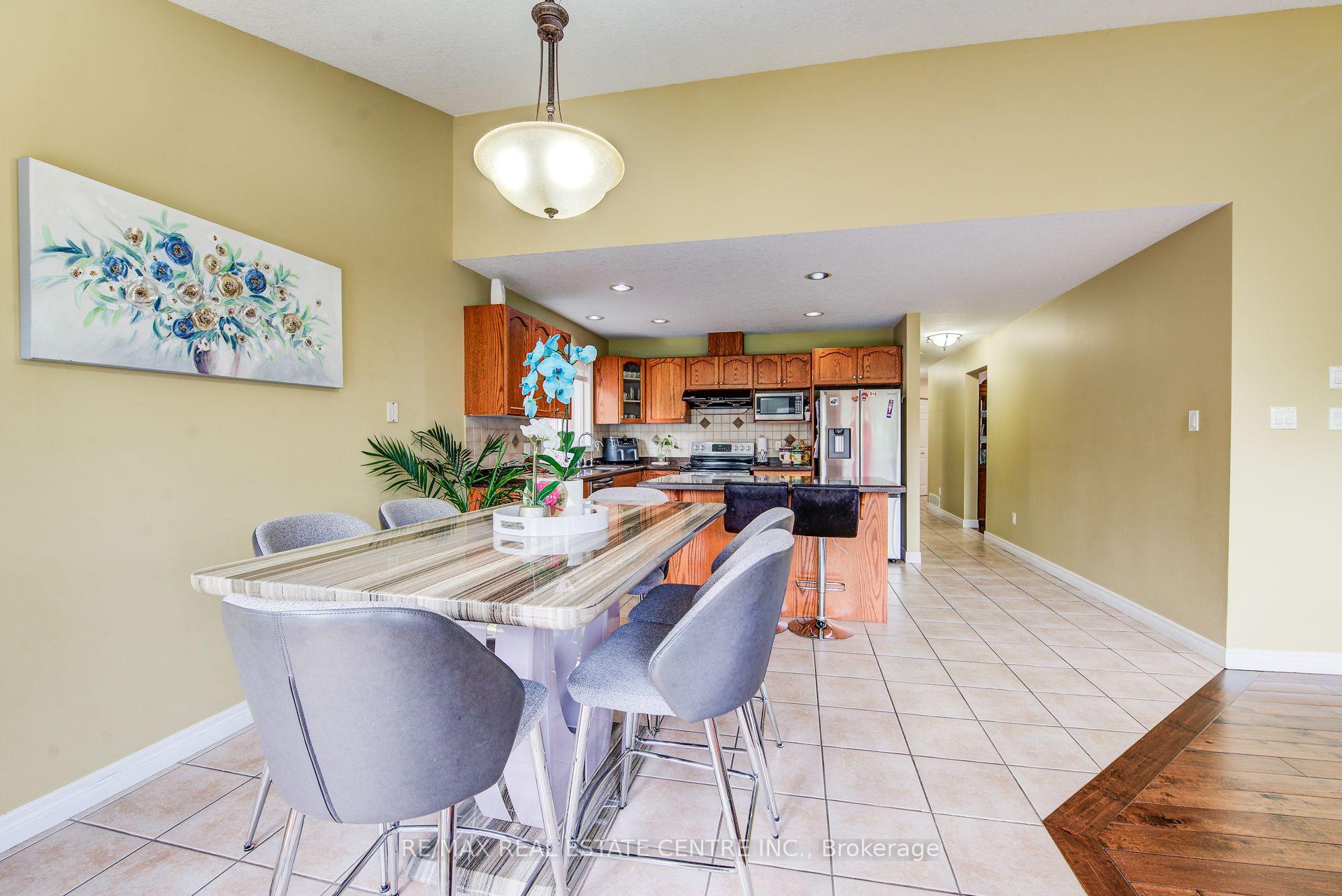 Photo 19 of 16 Paulstown Crescent, Guelph, Clairfields/Hanlon Business Park — HOMEH