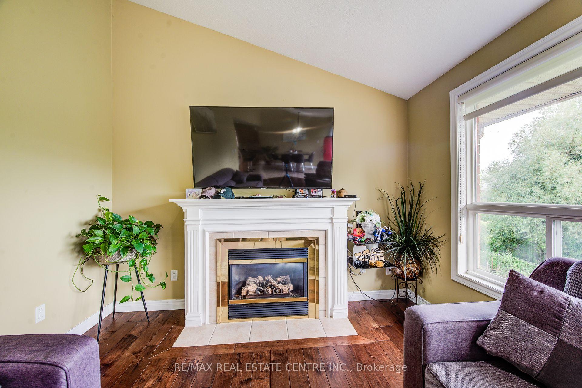 Photo 23 of 16 Paulstown Crescent, Guelph, Clairfields/Hanlon Business Park — HOMEH