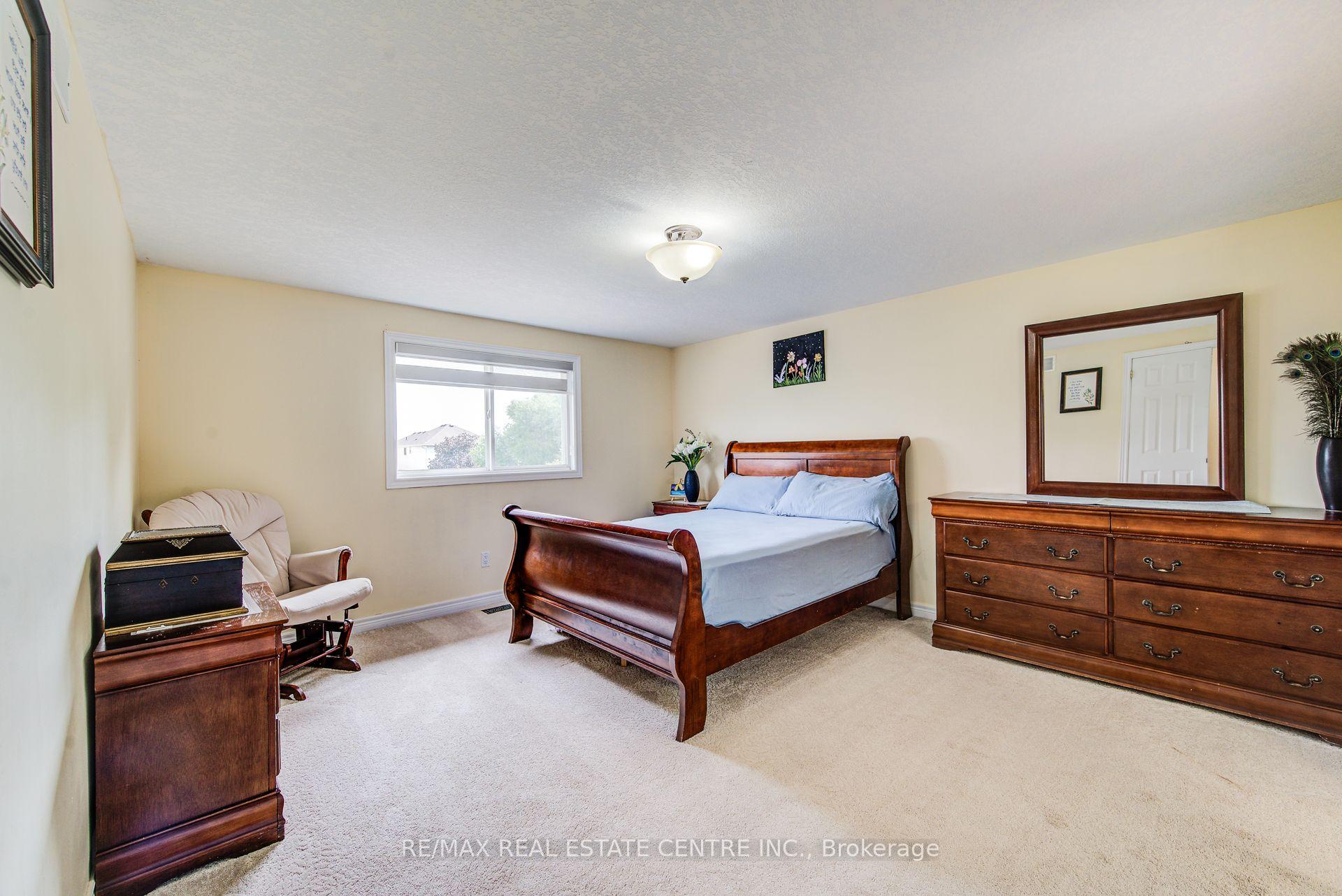 Photo 34 of 16 Paulstown Crescent, Guelph, Clairfields/Hanlon Business Park — HOMEH