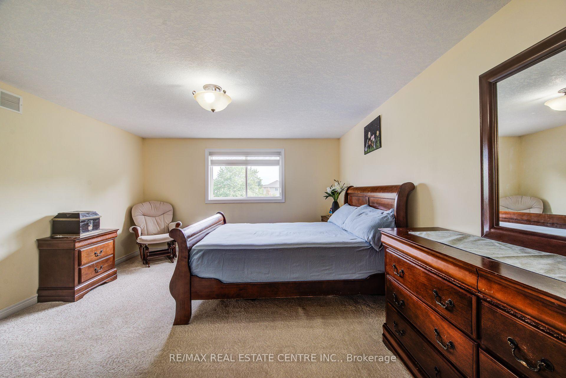 Photo 35 of 16 Paulstown Crescent, Guelph, Clairfields/Hanlon Business Park — HOMEH