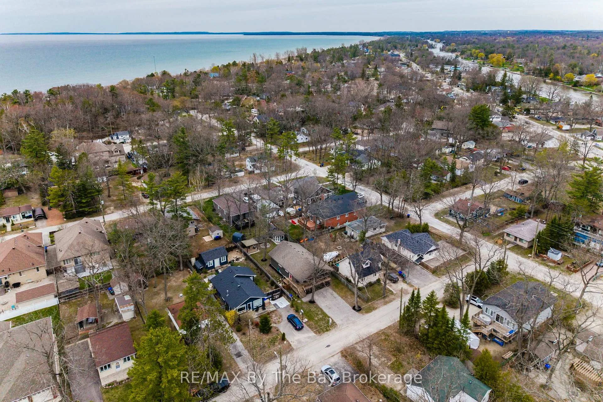 Photo 3 of 12 5th Lane, Wasaga Beach — HOMEH