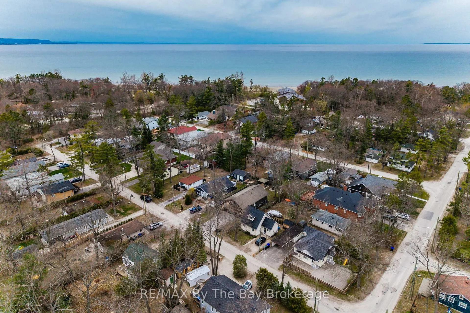 Photo 4 of 12 5th Lane, Wasaga Beach — HOMEH