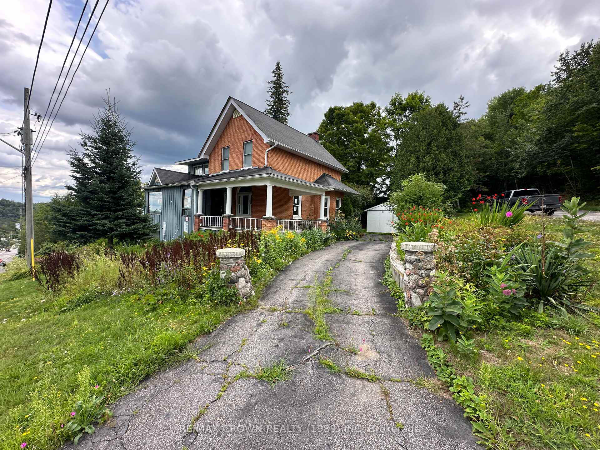Front of 23 Lansdowne Street W
