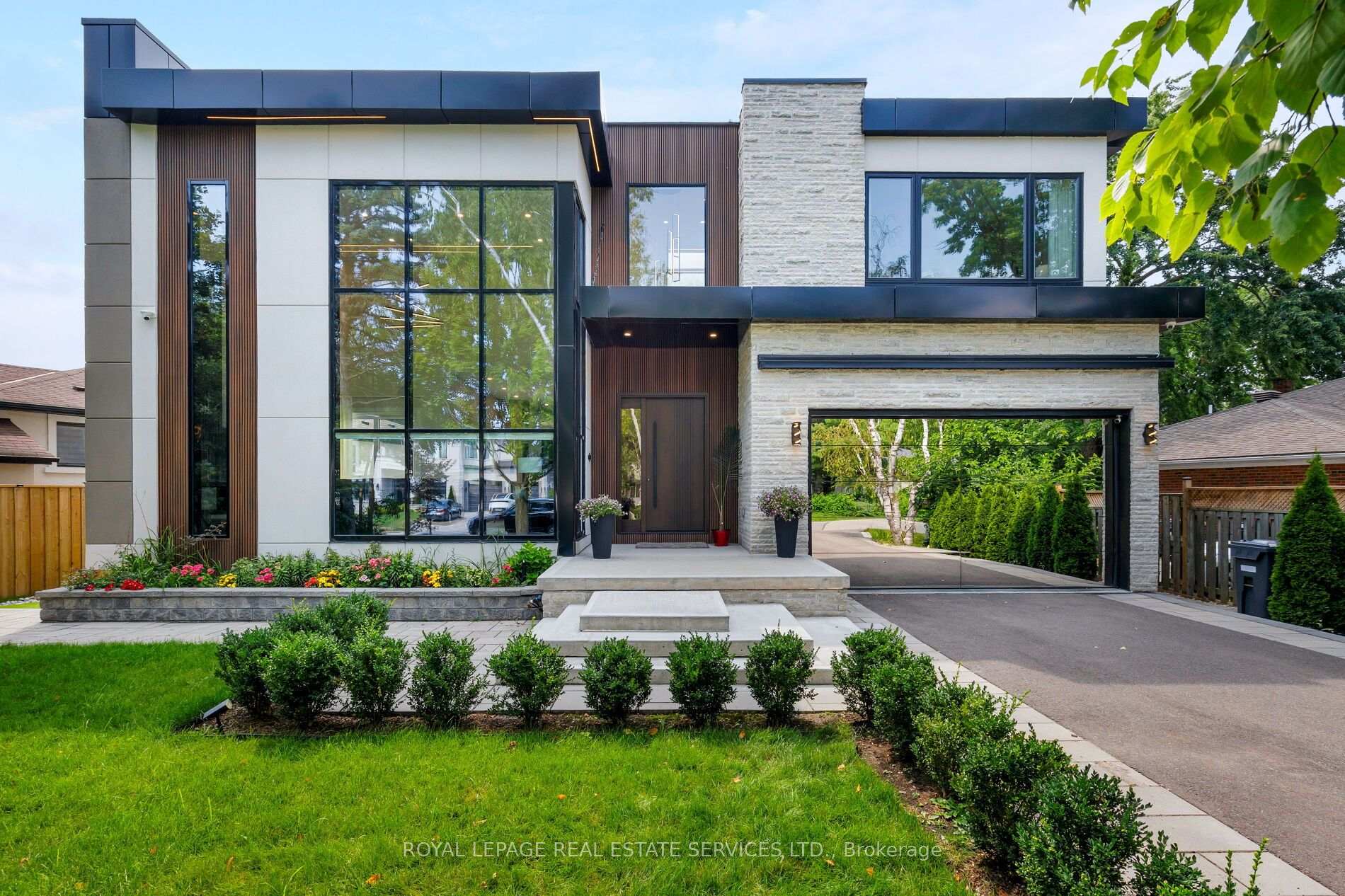 Photo 2 of 564 Stonecliffe Road, Oakville, West — HOMEH