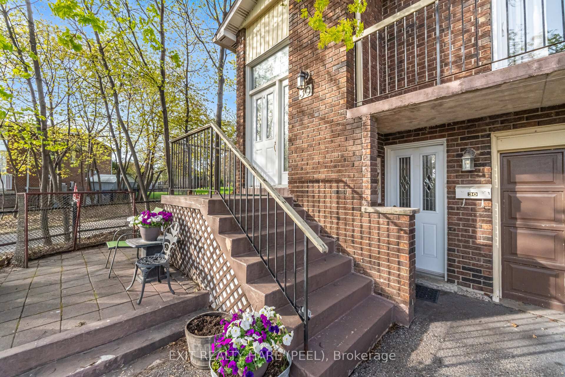 Photo 2 of 30 Thorsby Court, Brampton, Brampton North — HOMEH