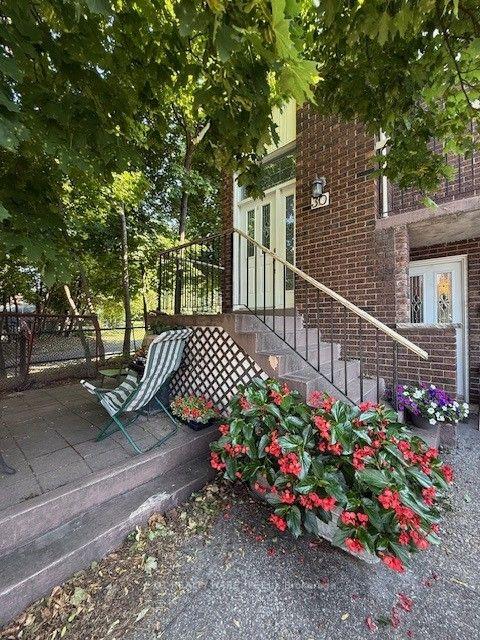 Photo 3 of 30 Thorsby Court, Brampton, Brampton North — HOMEH
