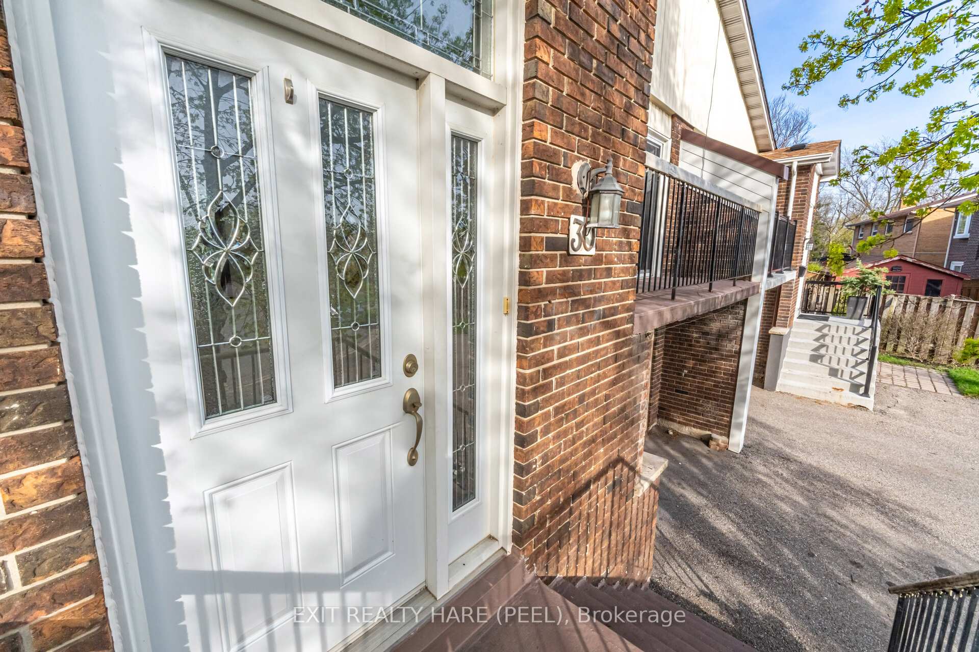 Photo 4 of 30 Thorsby Court, Brampton, Brampton North — HOMEH
