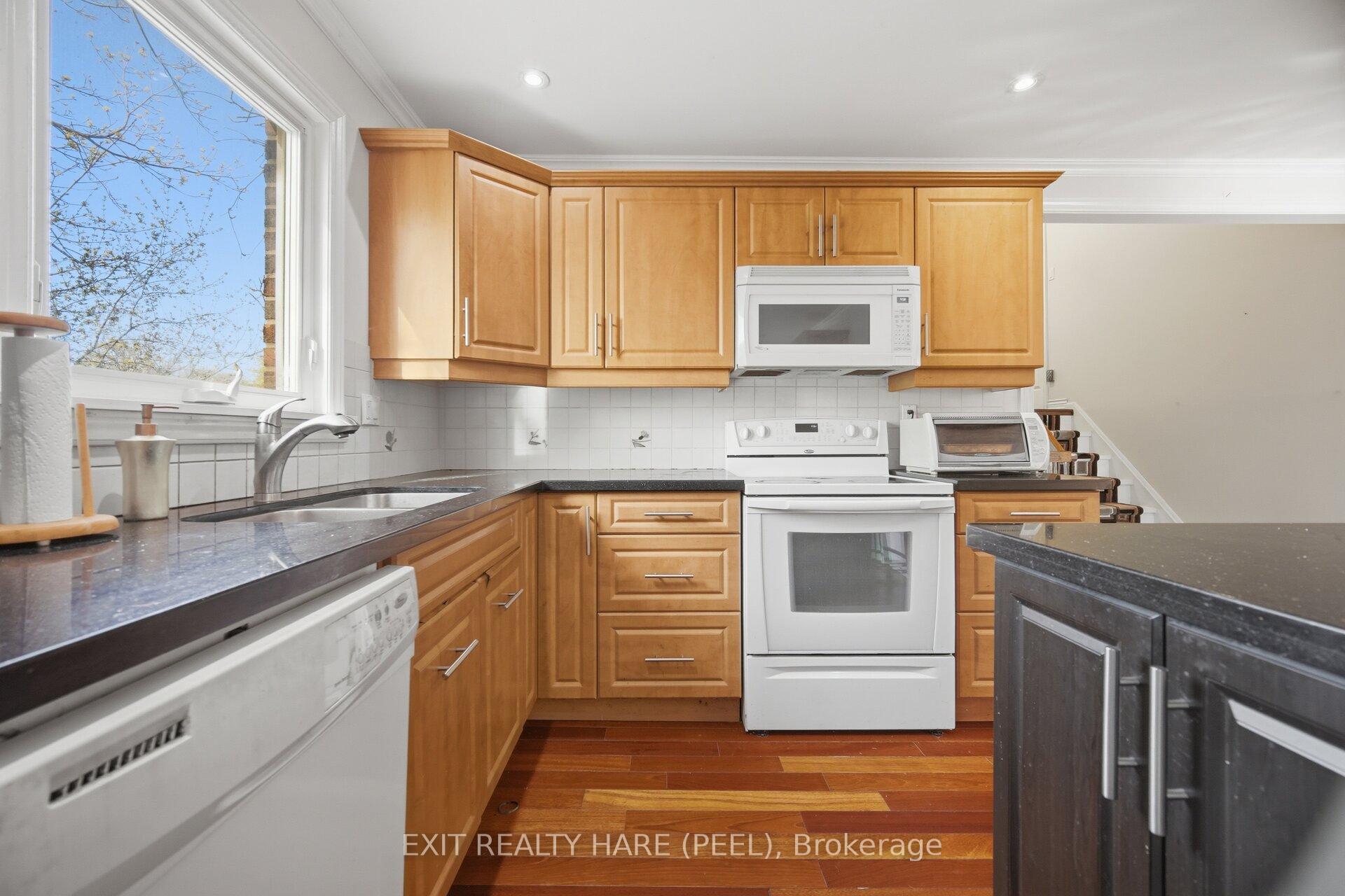 Photo 9 of 30 Thorsby Court, Brampton, Brampton North — HOMEH