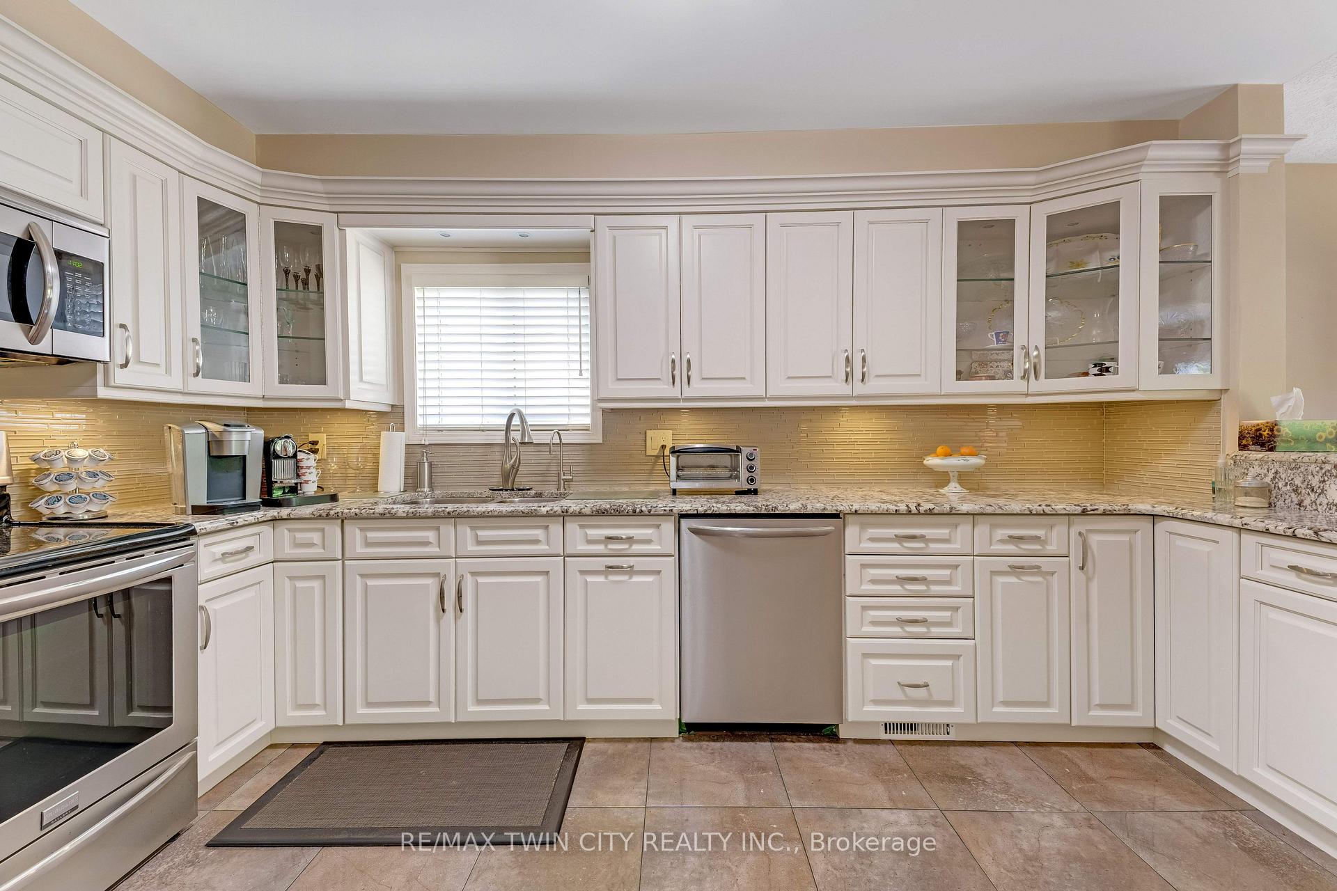 Photo 10 of 42 Briarmeadow Crescent, Kitchener, Idlewood — HOMEH
